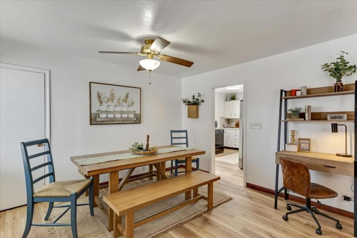 King Bed Full Kitchen Central Location