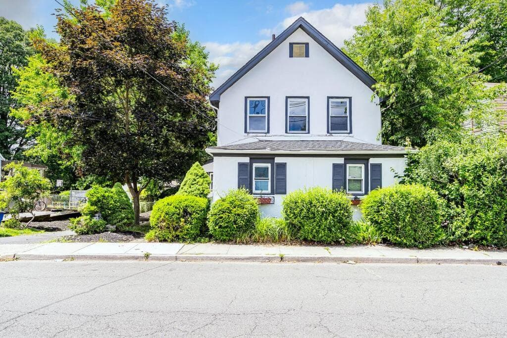 Two-Bedroom Home 25 min to NYC free parking-UNIT-2