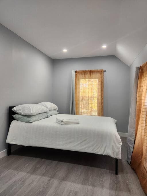 Two-Bedroom Home 25 min to NYC free parking-UNIT-2