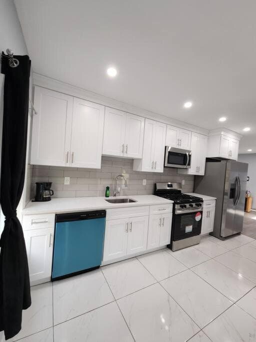 Two-Bedroom Home 25 min to NYC free parking-UNIT-2