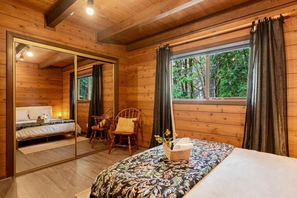 W Cabin Retreat Woodinville