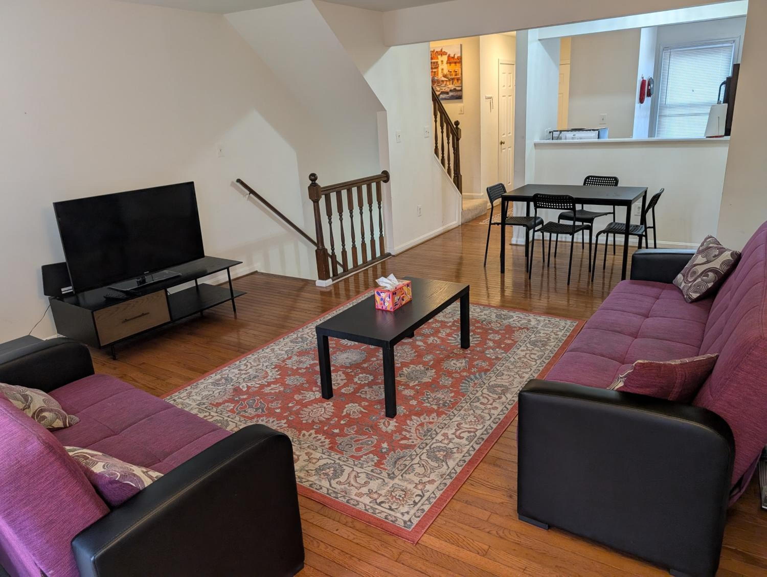 3 Bedroom Townhouse 8 Miles to Washington DC