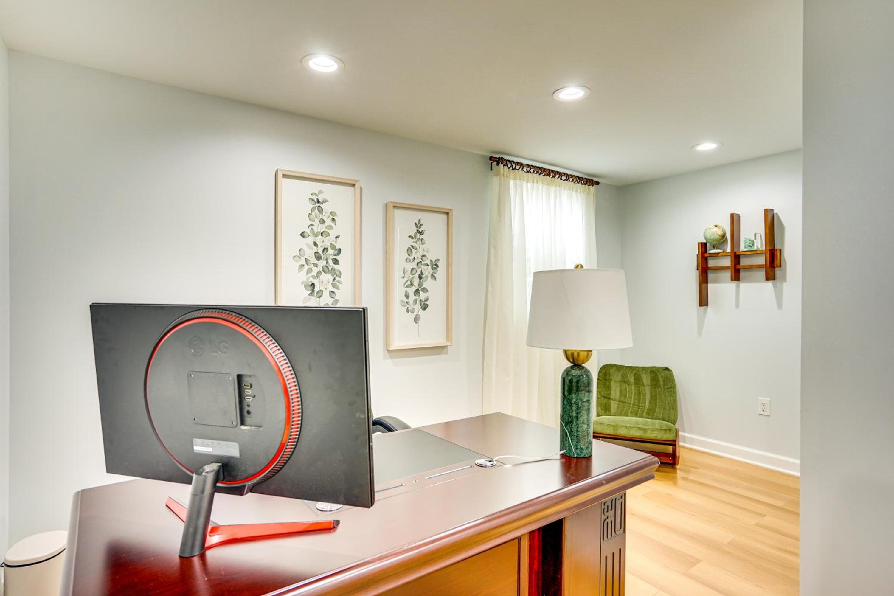 The Dulles Executive Resort Near Dulles Airport with Private Office