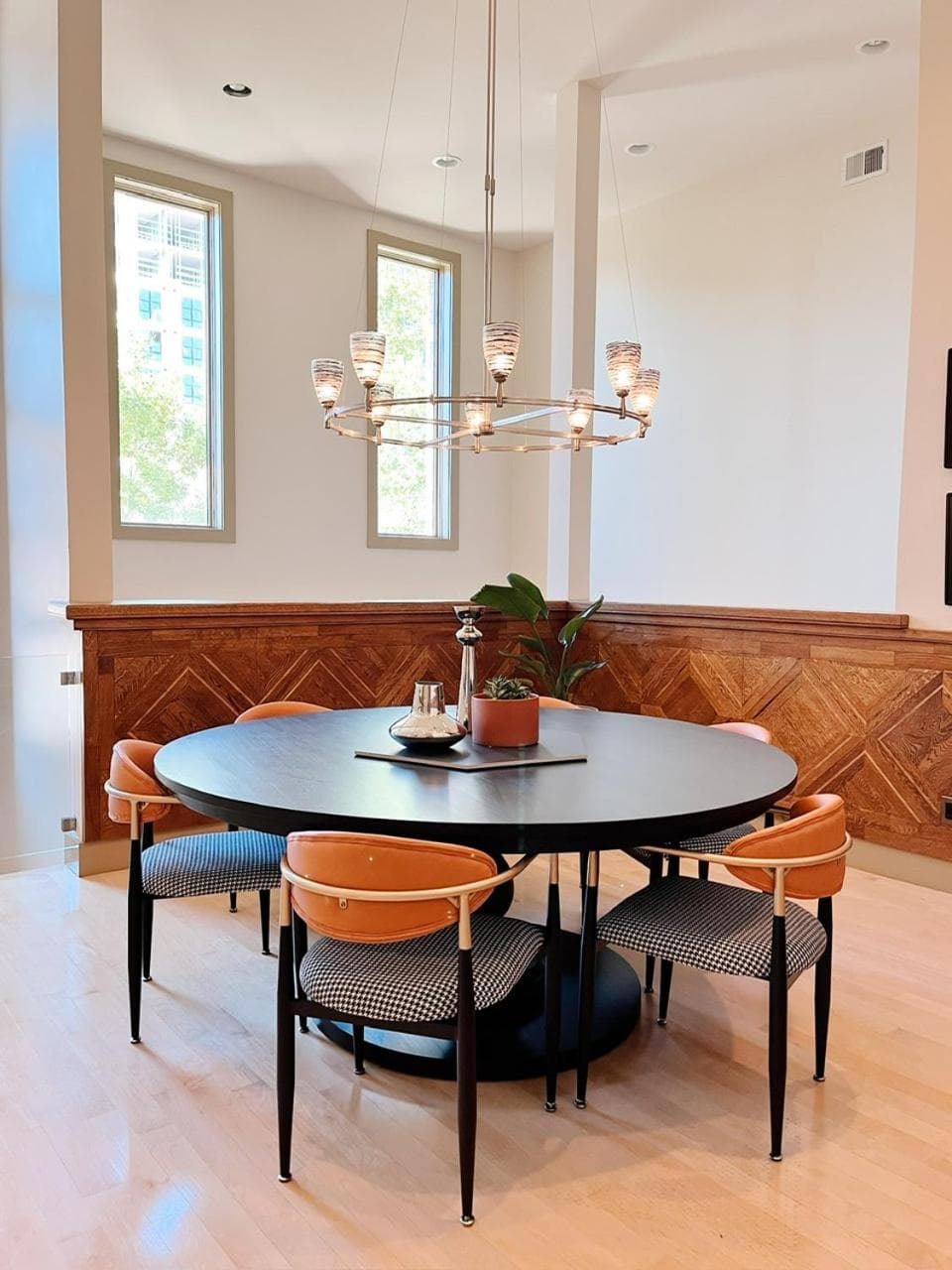 Luxe 4 bed 5 bath with Parking Walk to Capitol, Convention Center, museums and shops