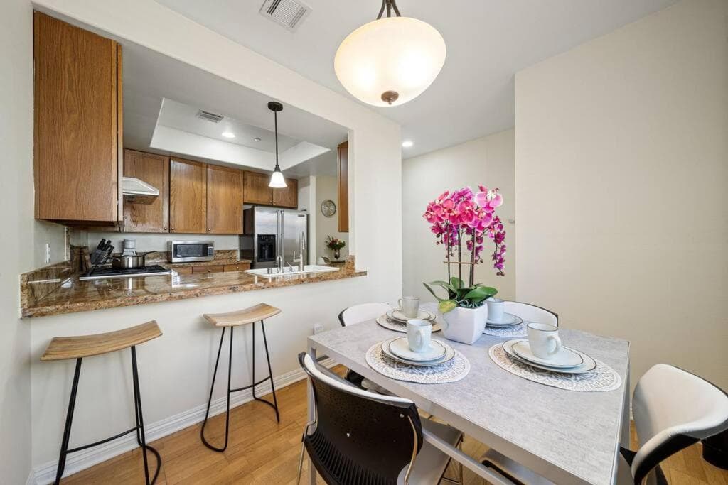 4Bed 3Bath Modern Townhouse - Four bedrooms near Pasadena, LA