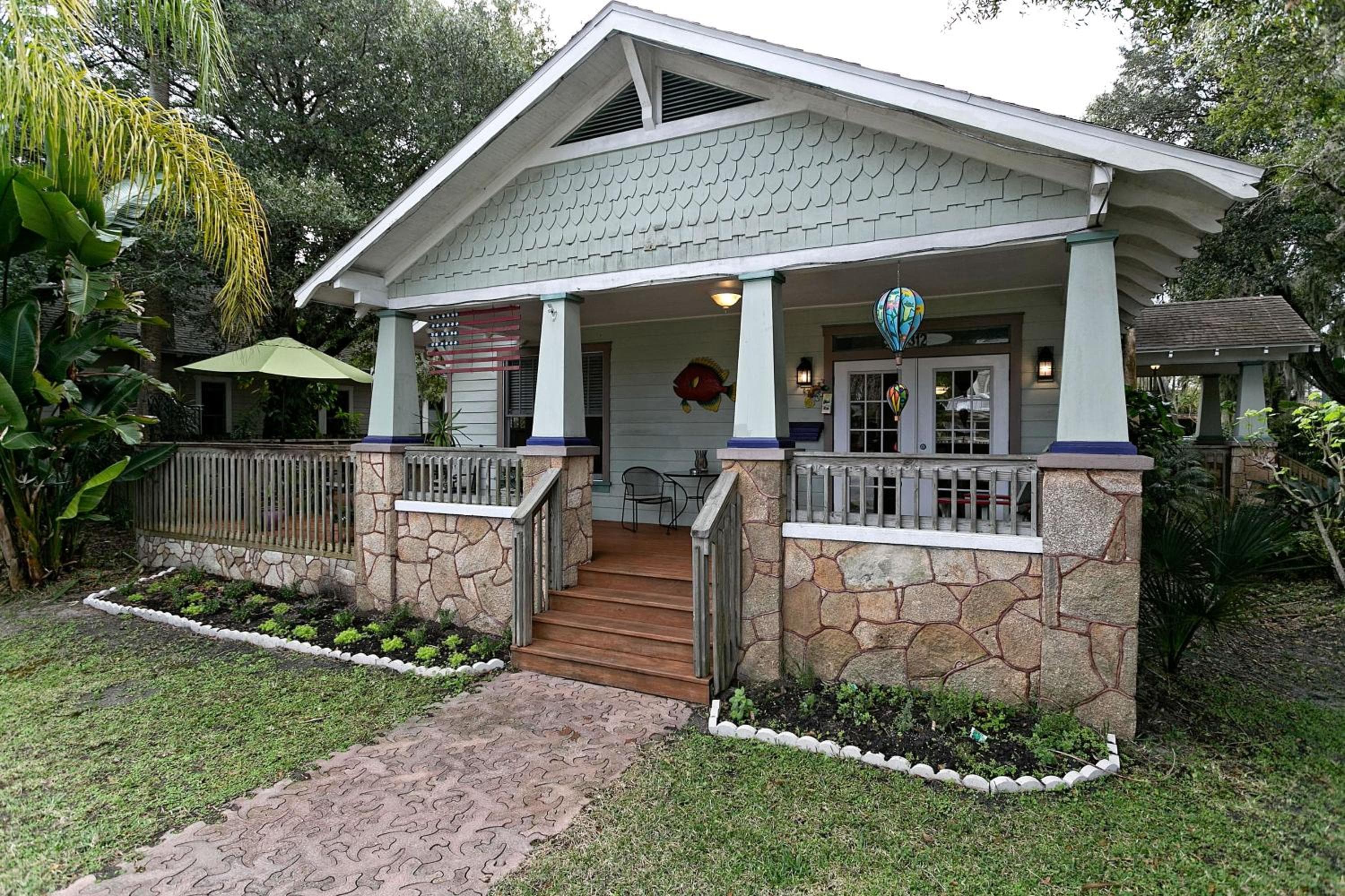 Anchor Inn NSB Bed and Breakfast