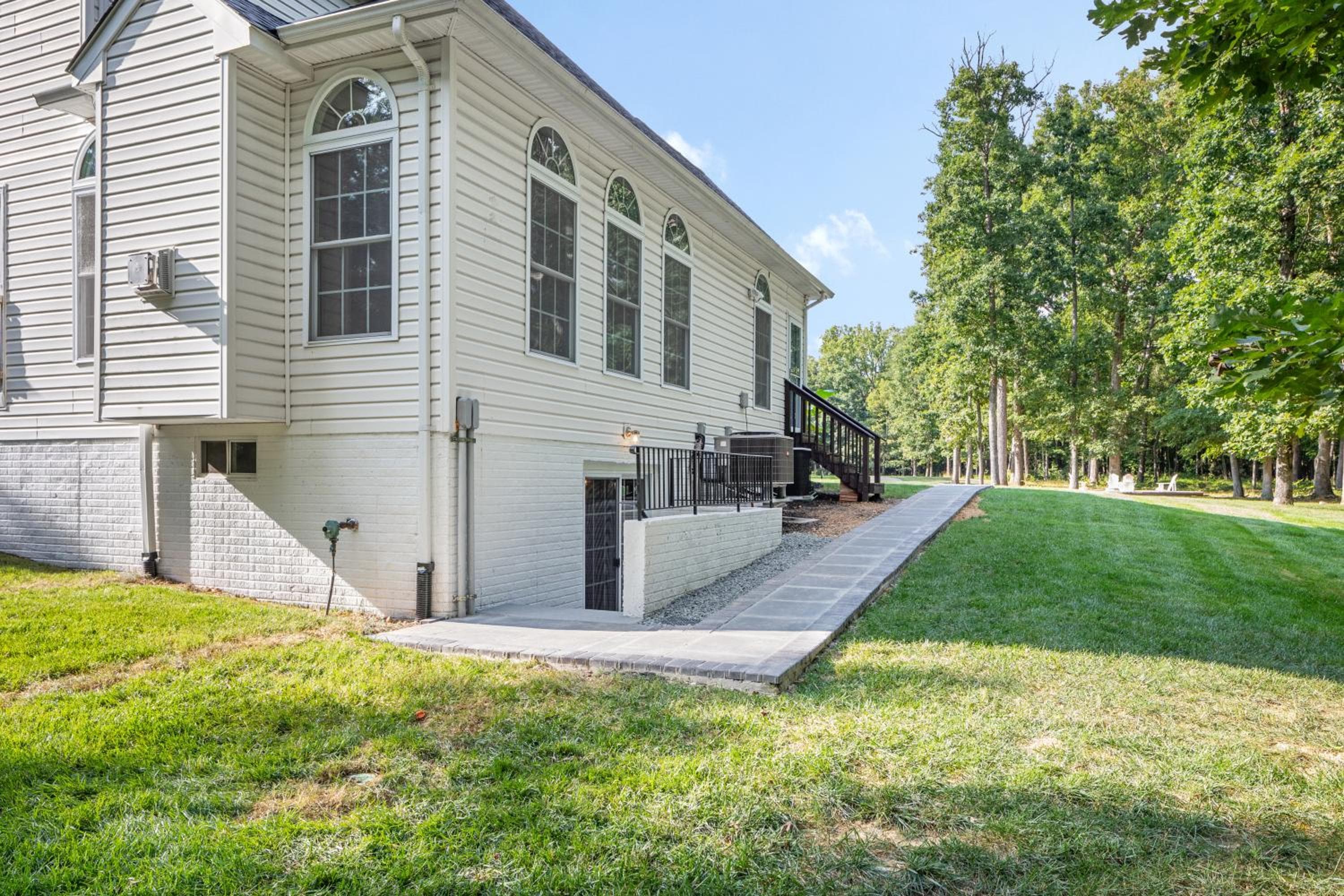 2 BR Serene & Peaceful On 4 Acres, Fairfax-GMU - Lower Level