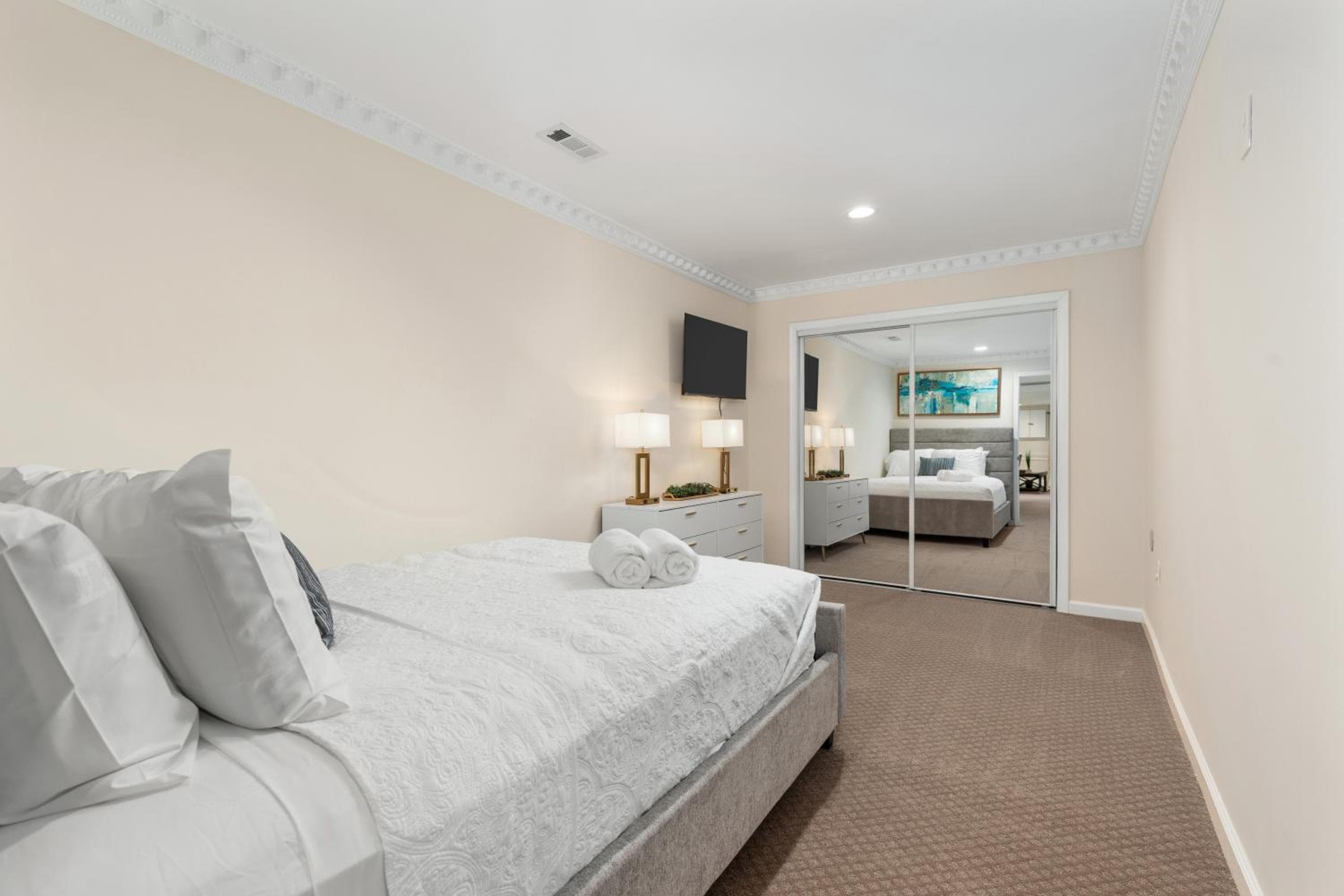 2 BR Serene & Peaceful On 4 Acres, Fairfax-GMU - Lower Level