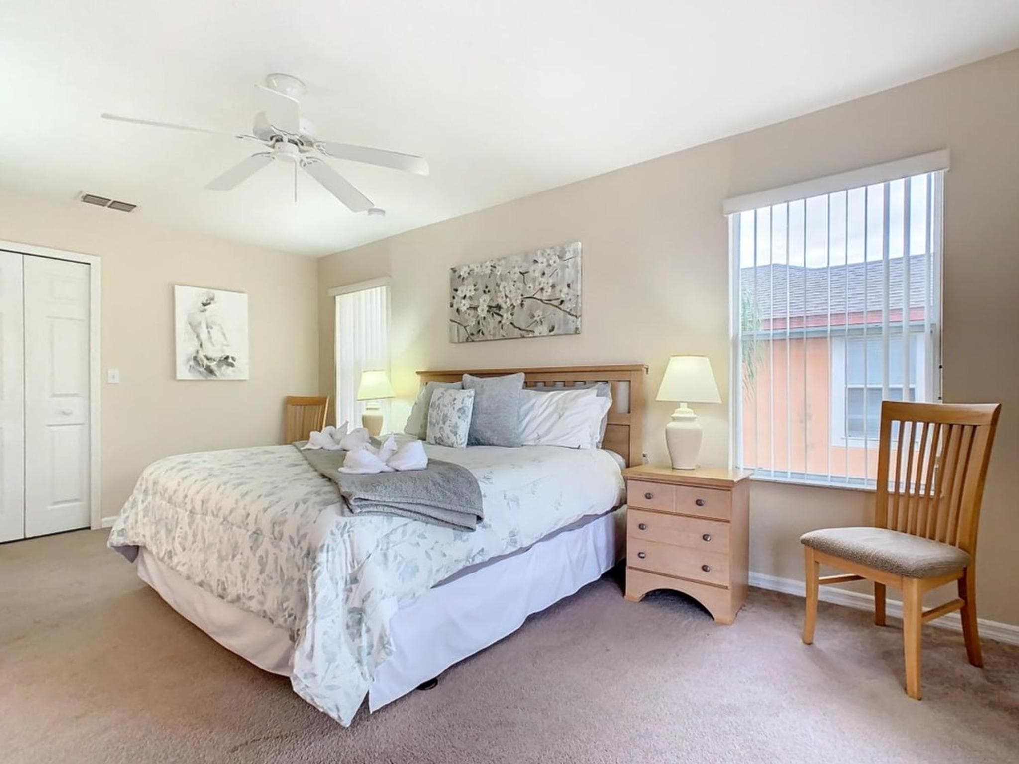 Family Getaway: 4BR Townhome by Old Town