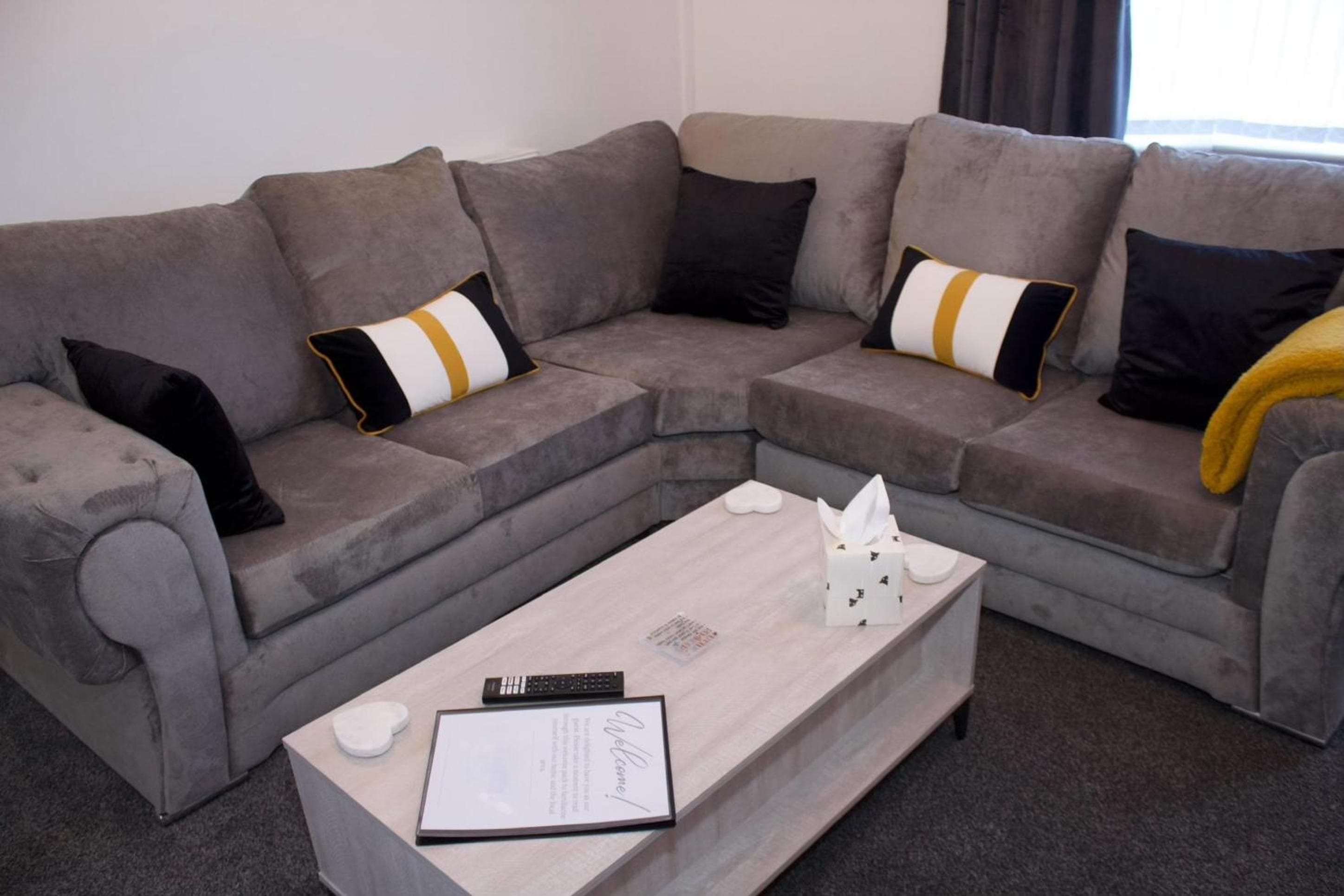 2 Bed Contractor House in St Helens - Free Parking - Wifi