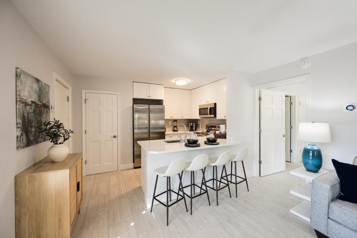 LeMarquis -1 BR Condo Near 5th Ave S and Gulf of Mexico, King Bed and Private Outdoor Space! Perfect Location for Dining Shopping and Exploring Naples