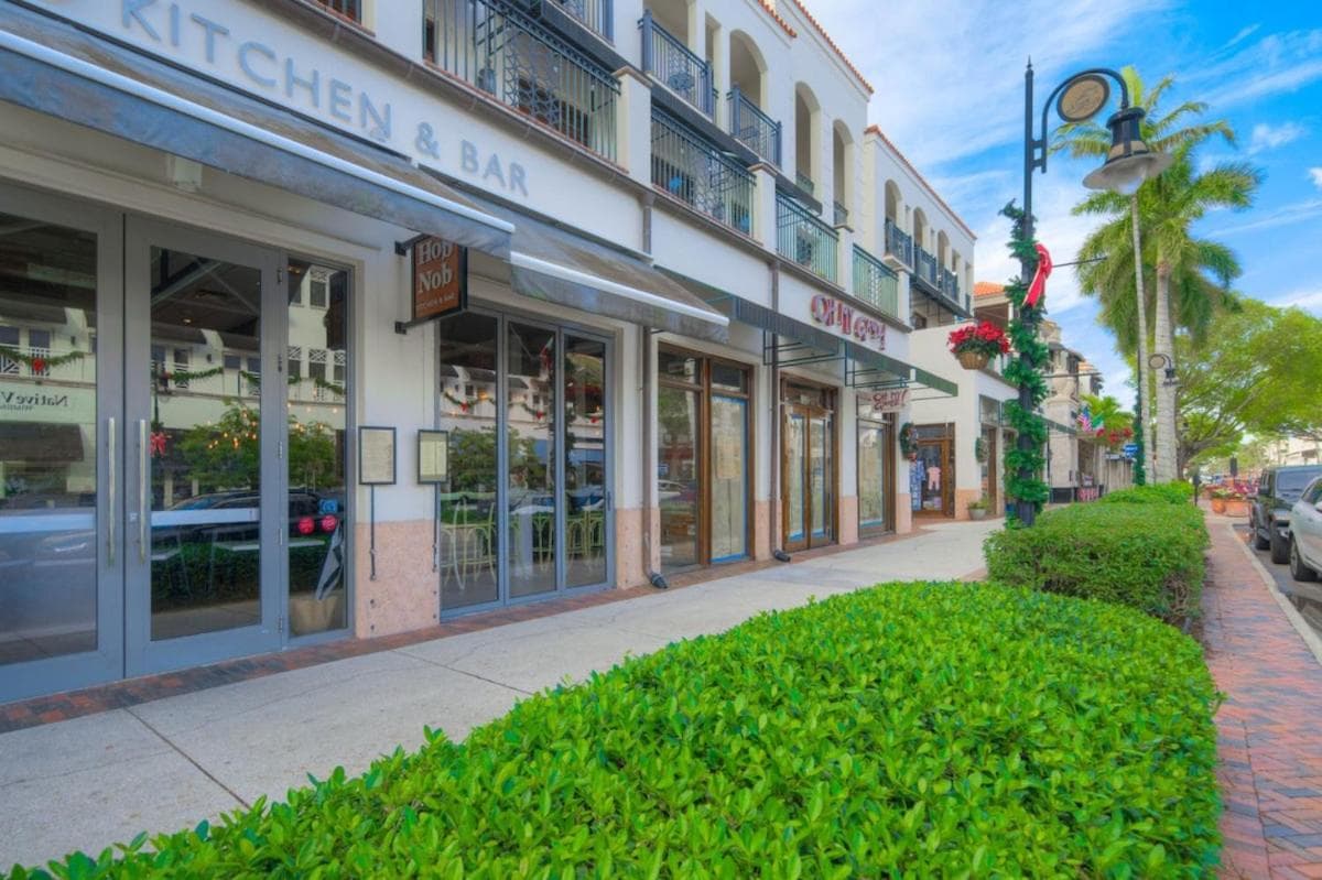 LeMarquis -1 BR Condo Near 5th Ave S and Gulf of Mexico, King Bed and Private Outdoor Space! Perfect Location for Dining Shopping and Exploring Naples