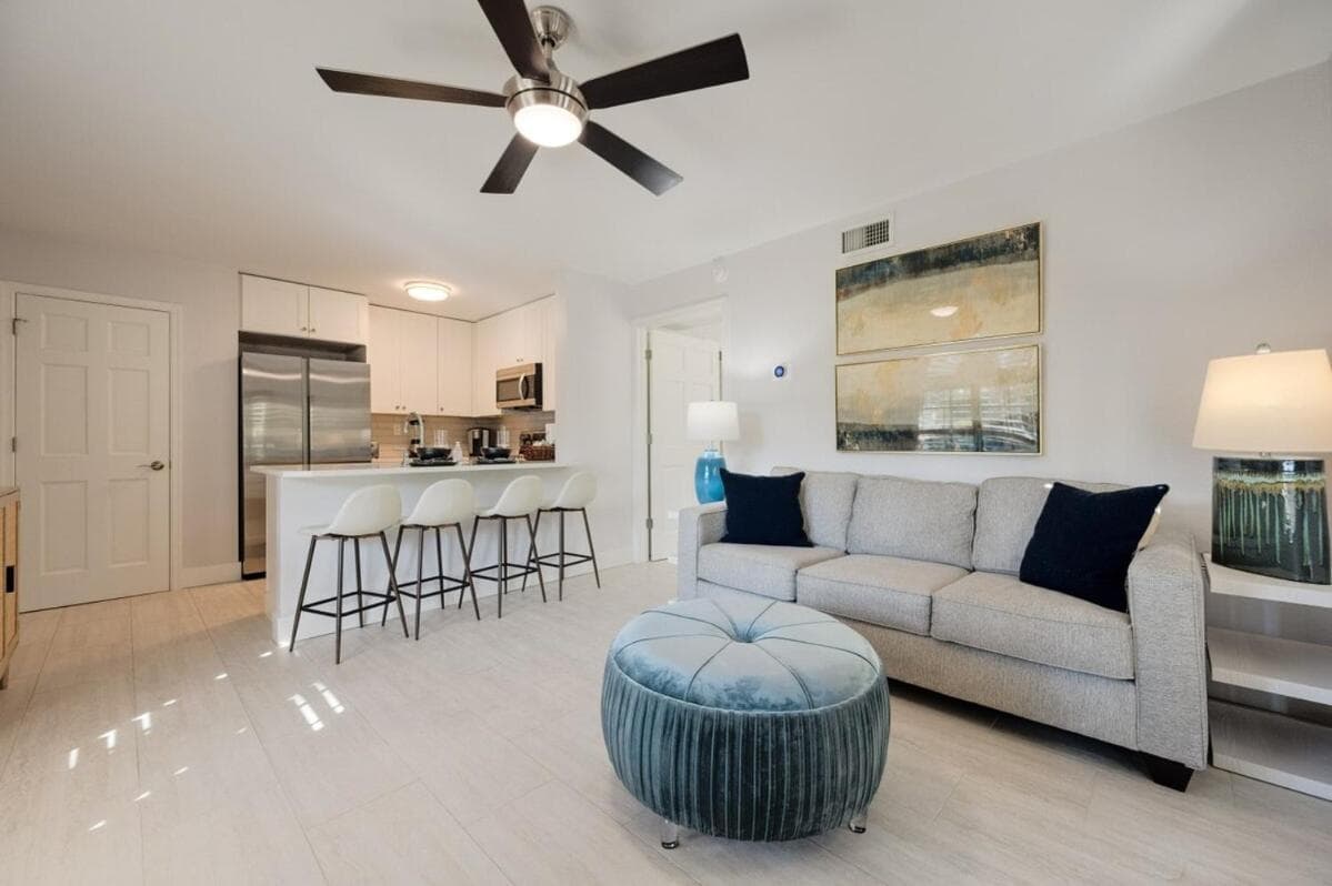 LeMarquis -1 BR Condo Near 5th Ave S and Gulf of Mexico, King Bed and Private Outdoor Space! Perfect Location for Dining Shopping and Exploring Naples