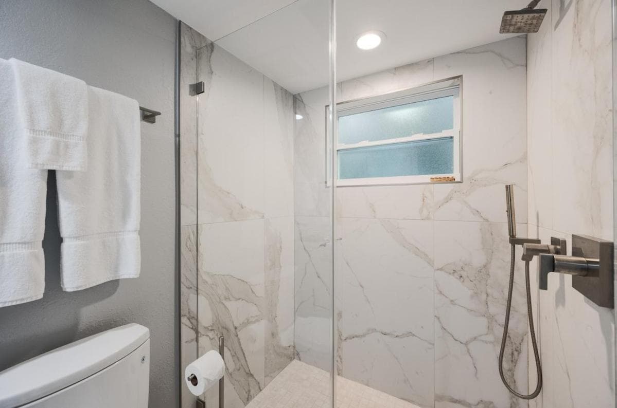 LeMarquis -1 BR Condo Near 5th Ave S and Gulf of Mexico, King Bed and Private Outdoor Space! Perfect Location for Dining Shopping and Exploring Naples