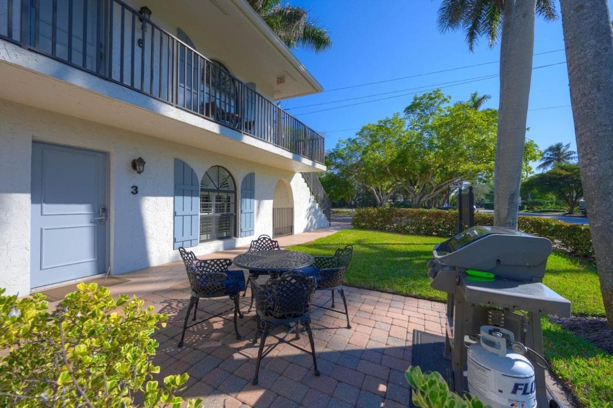 LeMarquis -1 BR Condo Near 5th Ave S and Gulf of Mexico, King Bed and Private Outdoor Space! Perfect Location for Dining Shopping and Exploring Naples