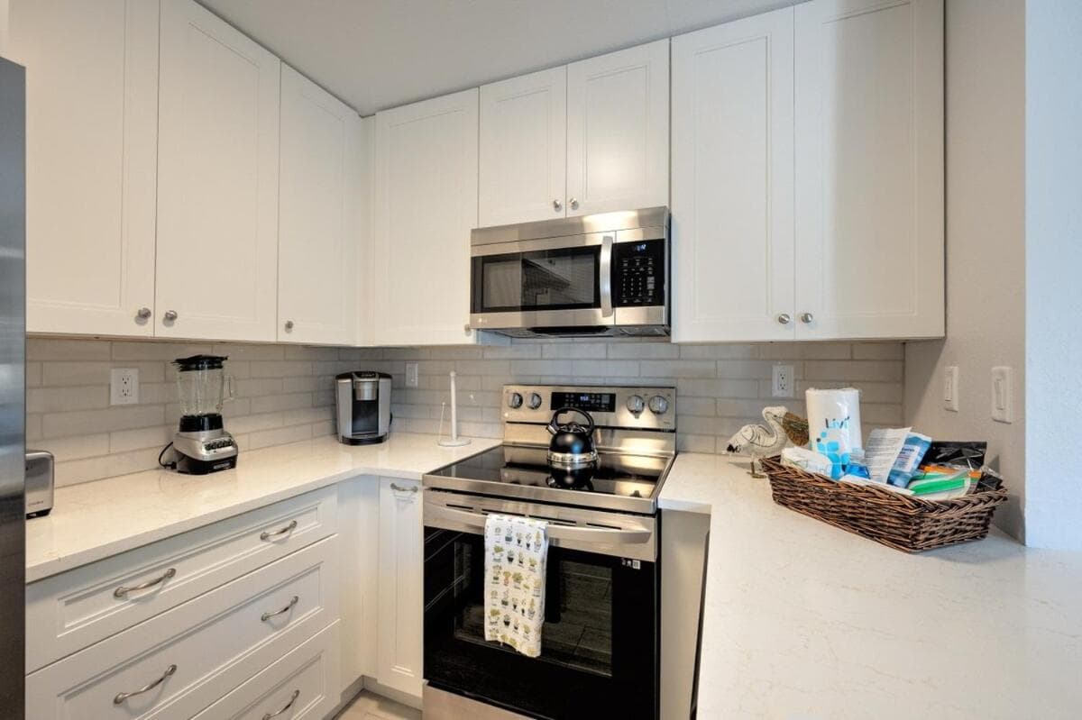 LeMarquis -1 BR Condo Near 5th Ave S and Gulf of Mexico, King Bed and Private Outdoor Space! Perfect Location for Dining Shopping and Exploring Naples