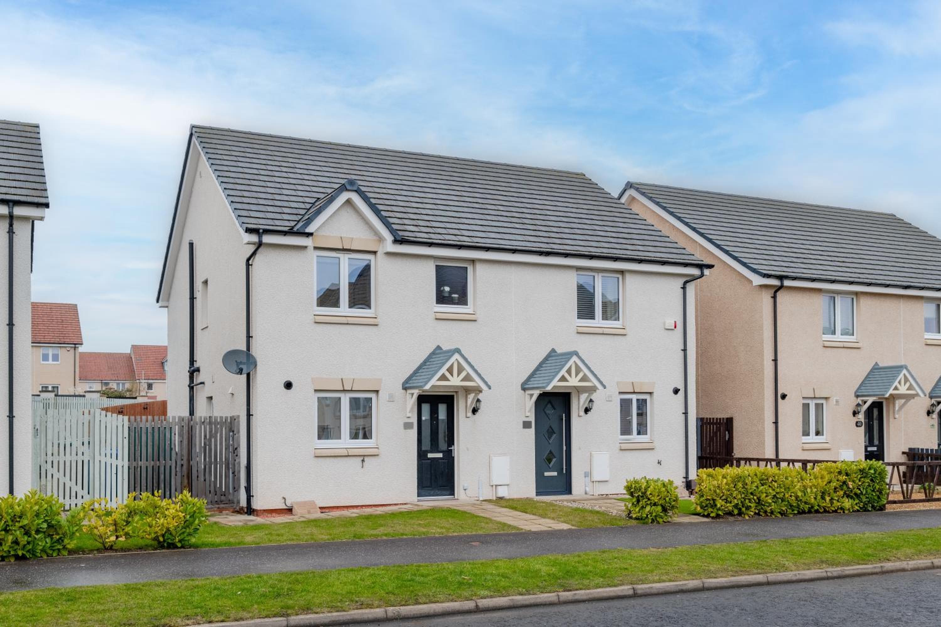 3 Bedroom House-Private Parking- by Holiday Homes