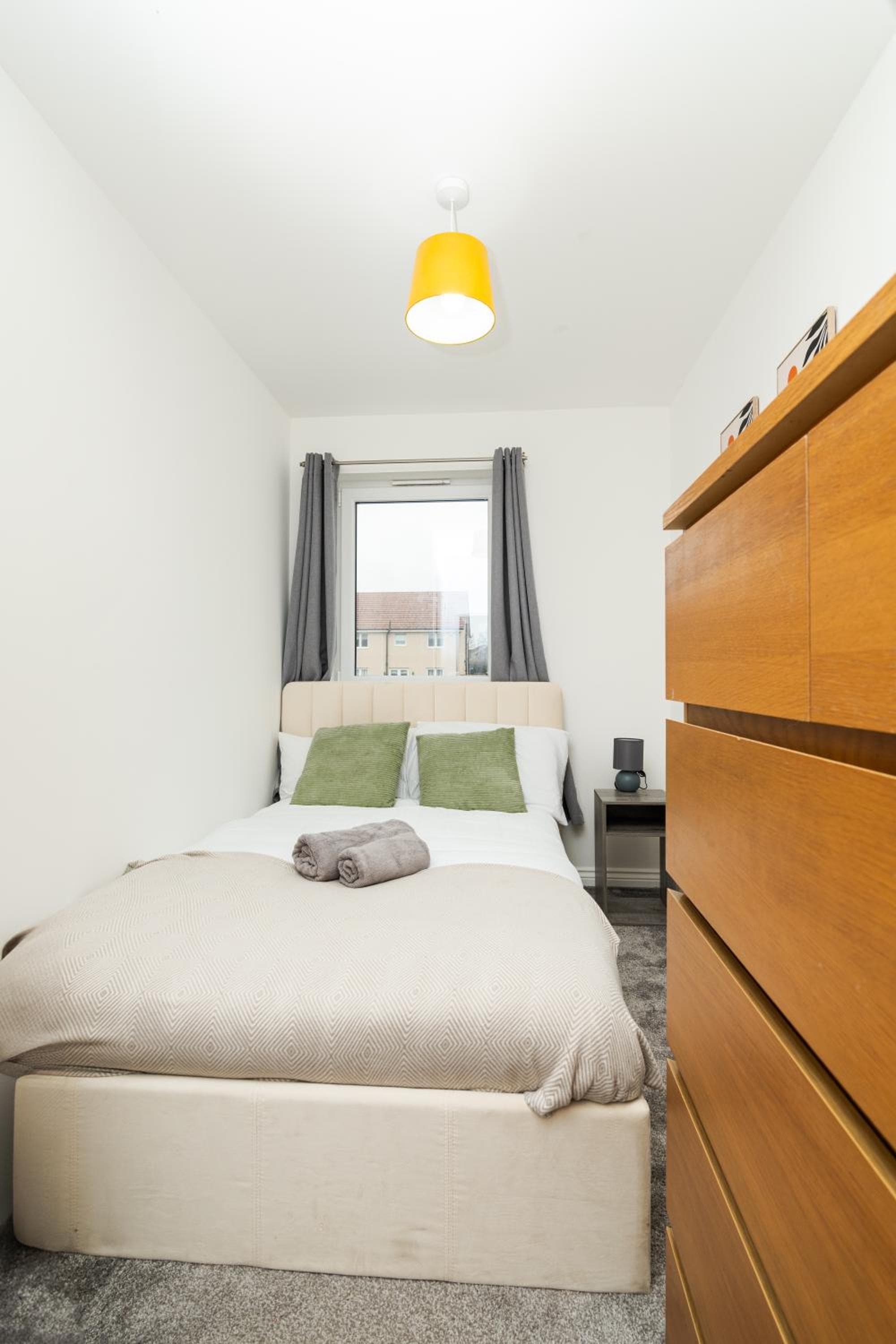 3 Bedroom House-Private Parking- by Holiday Homes