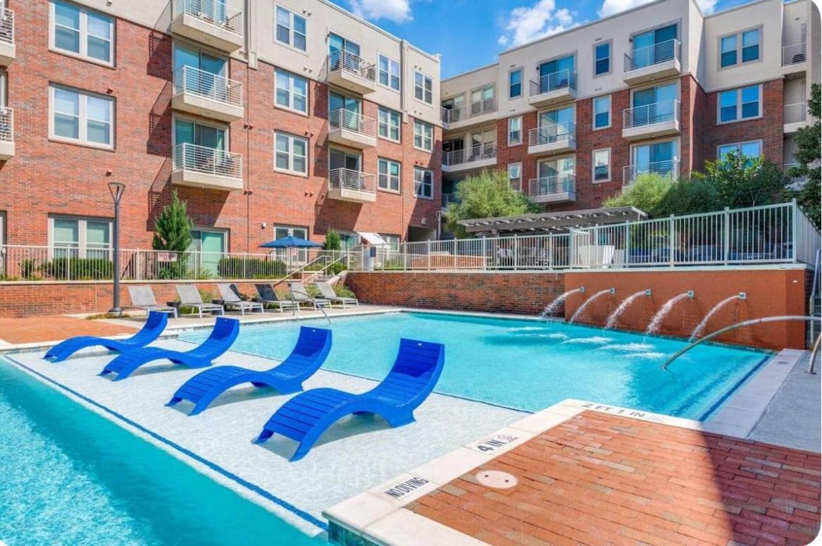 Stylish 1BR Retreat with Pool & Gym
