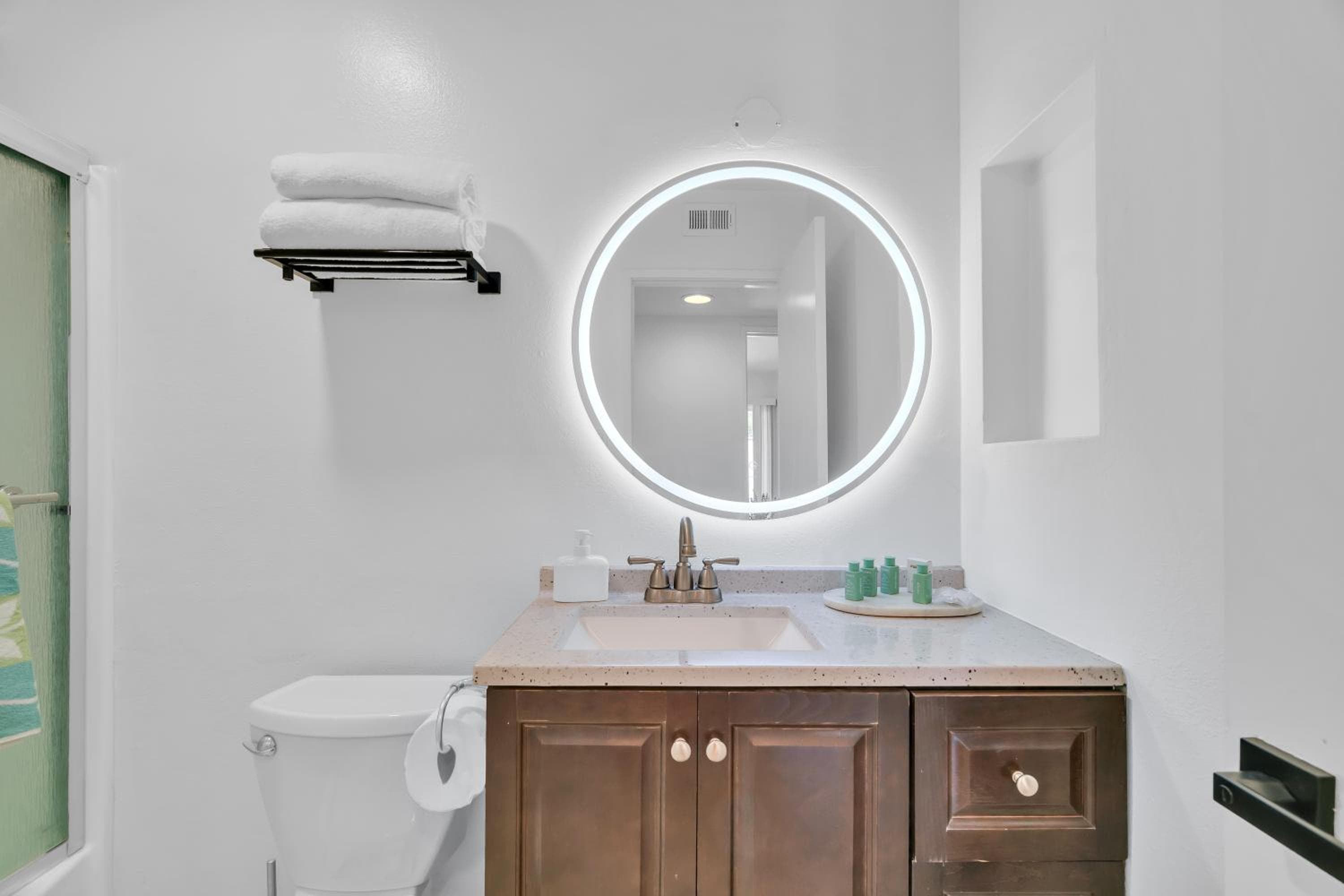 High Ceilings 3BR with Loft-2 Baths Pool & Jacuzzi