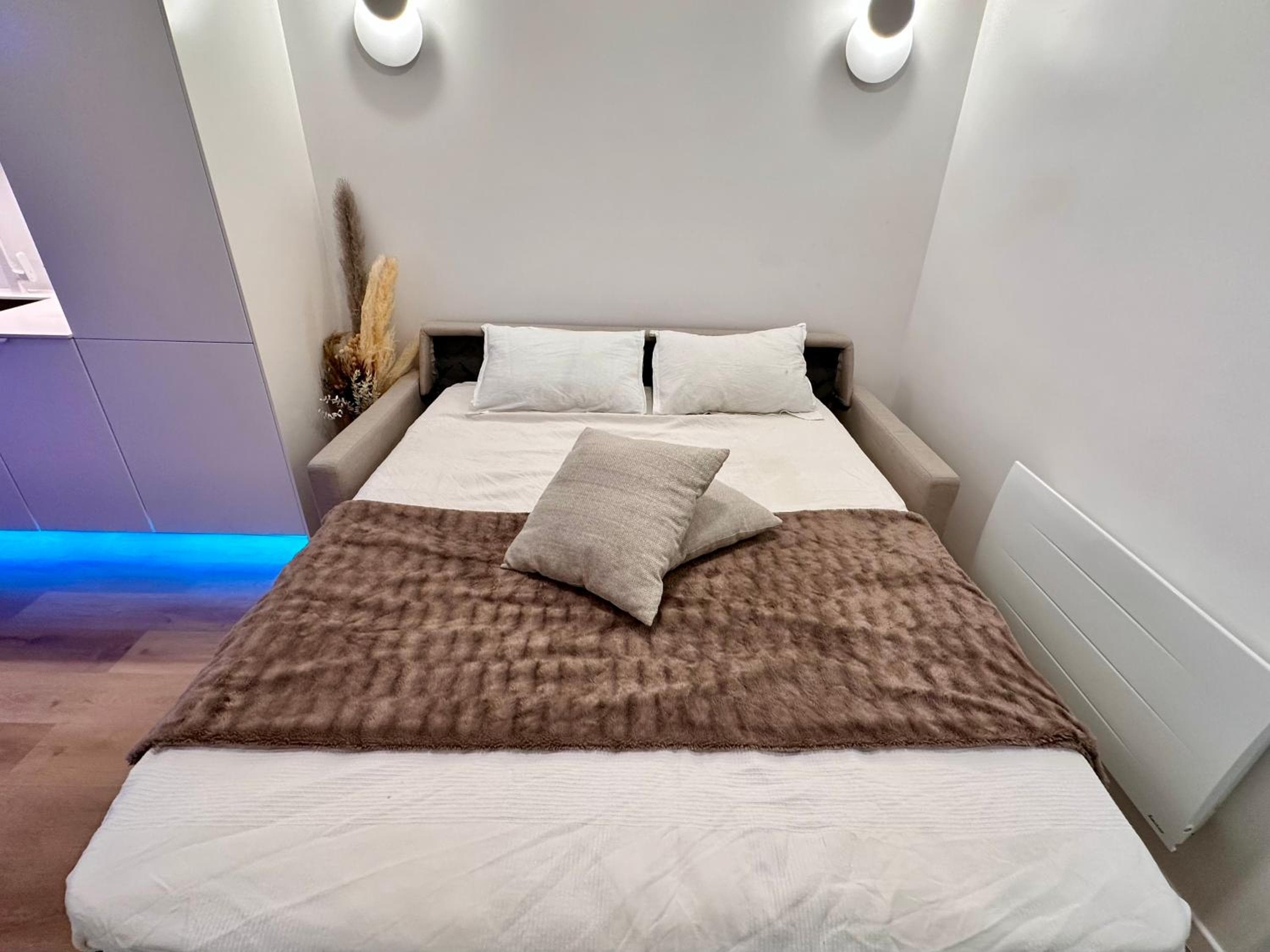 APT White Pearl - Metro Paris