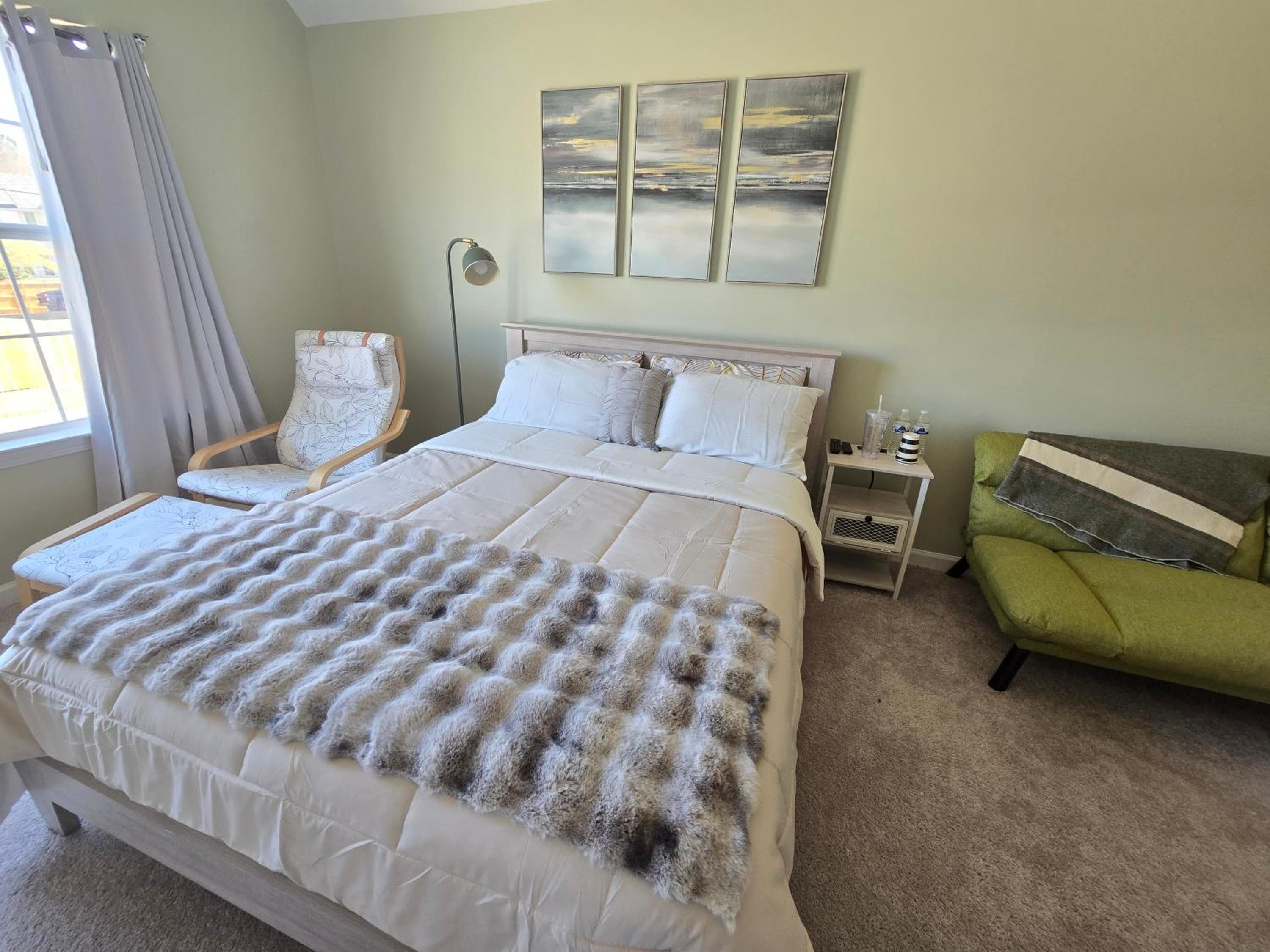 Luxury Room with private bath Free wifi and Parking 10 min to Airport