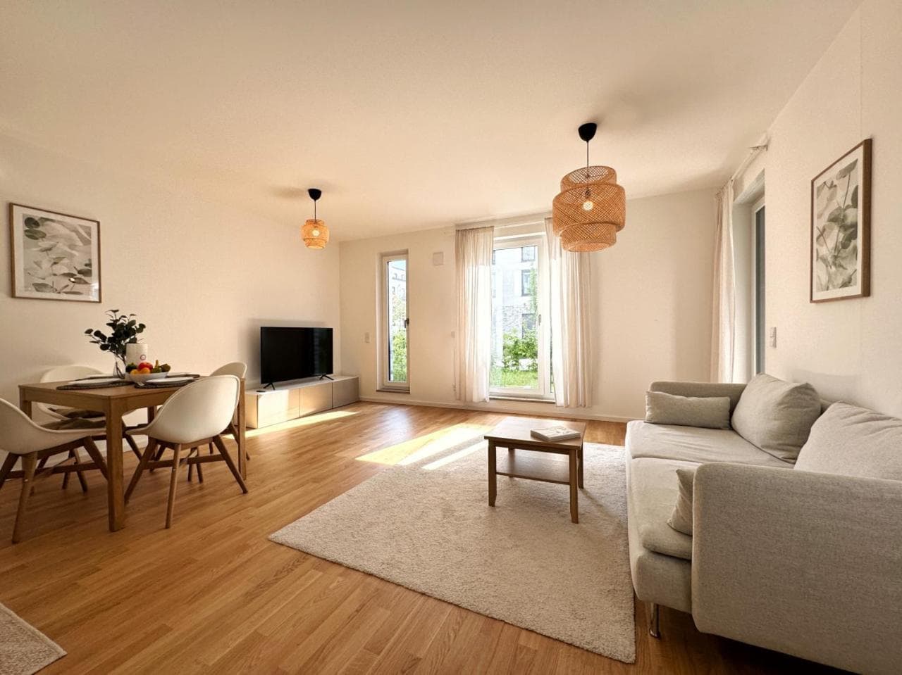 HolidayHome Apartments I Airport Deluxe Condo with Terrace