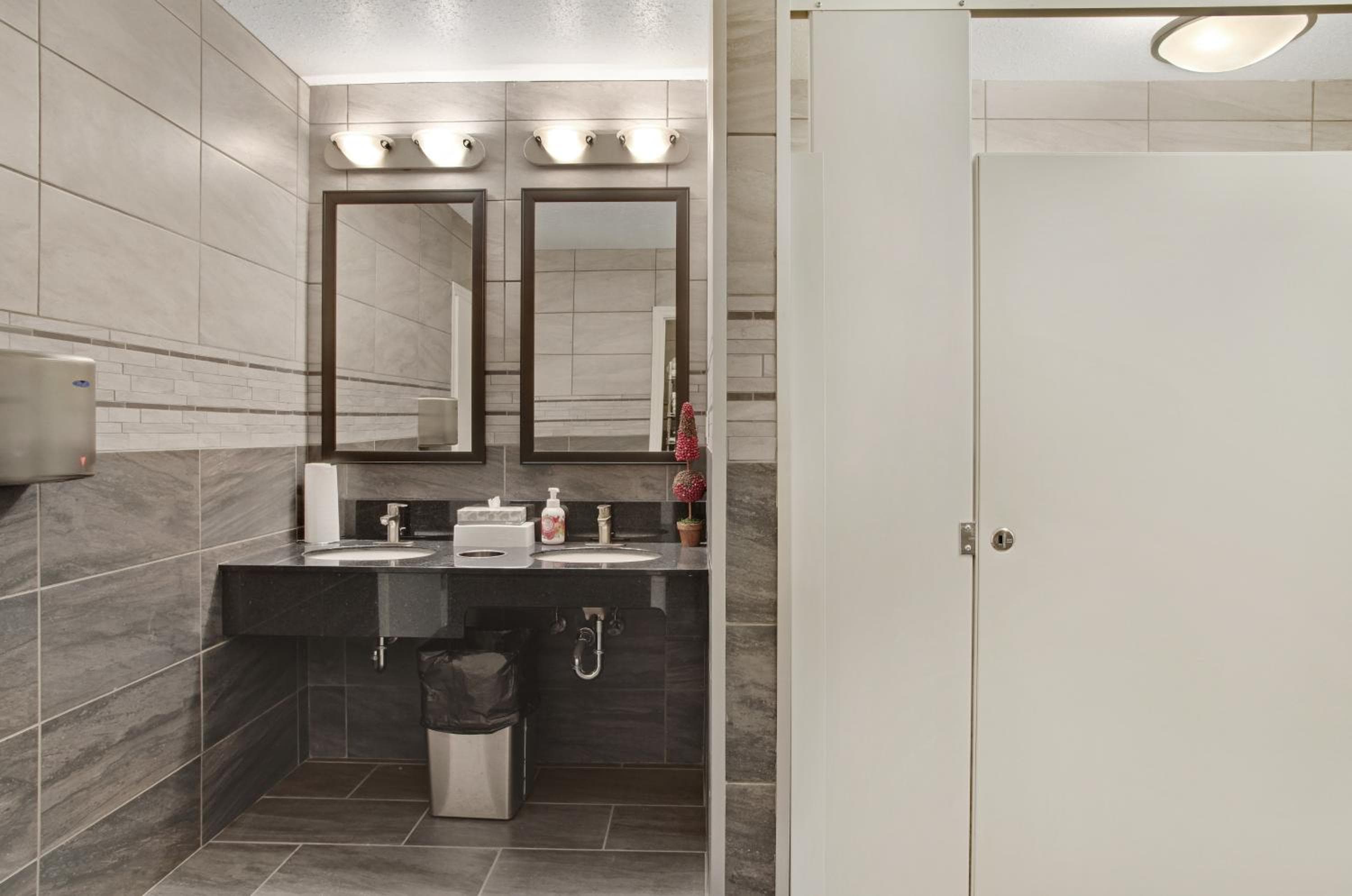 Guest House Inn & Suites