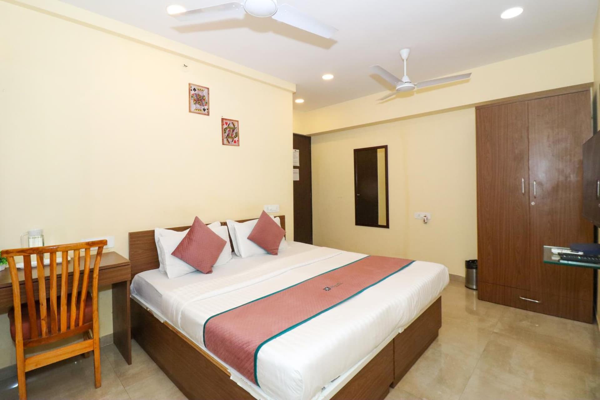Pinakii Comfort Stay Vile Parle - Near Airport