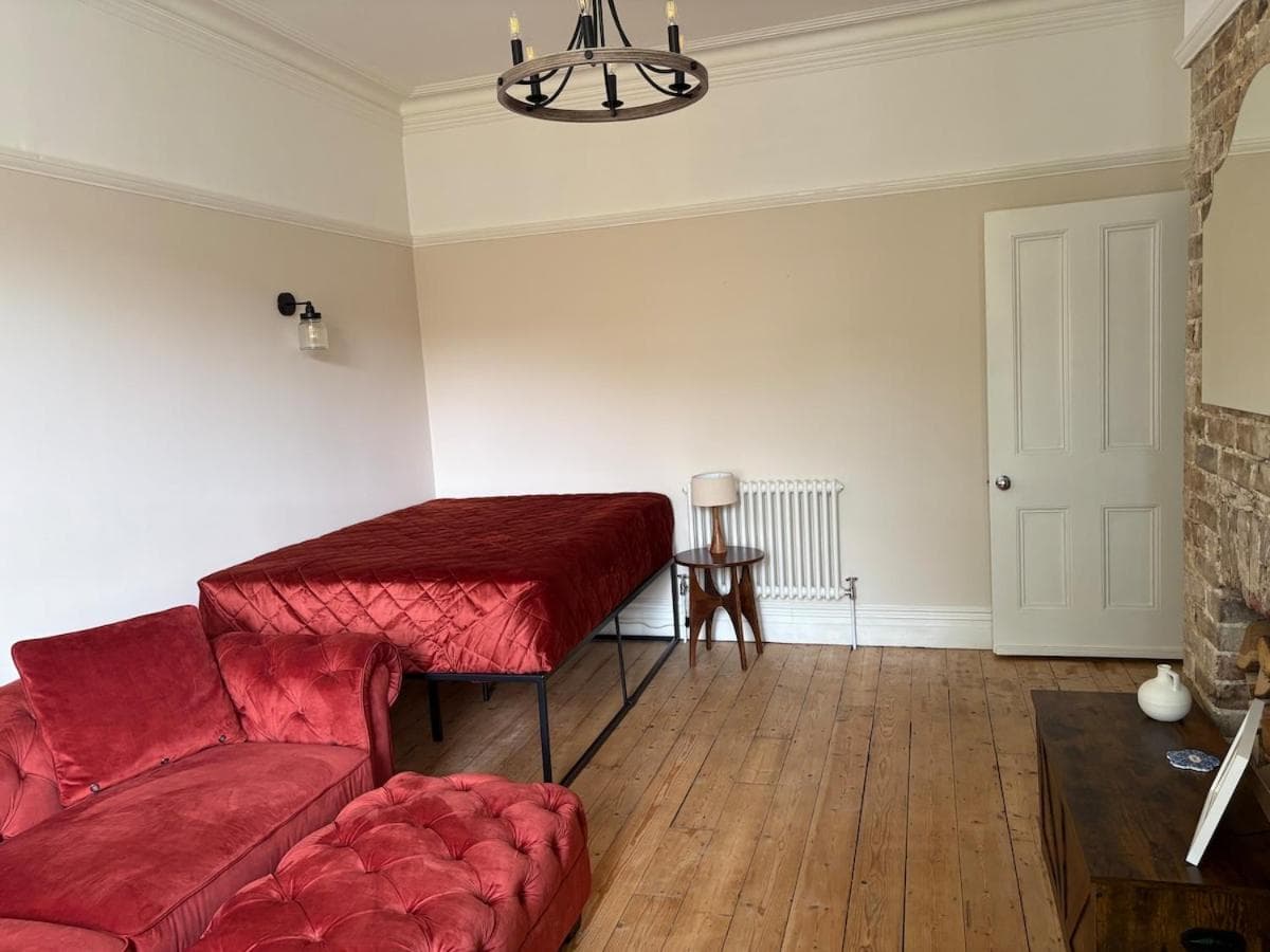 Pretty period property sleeps 4 guests with shared garden