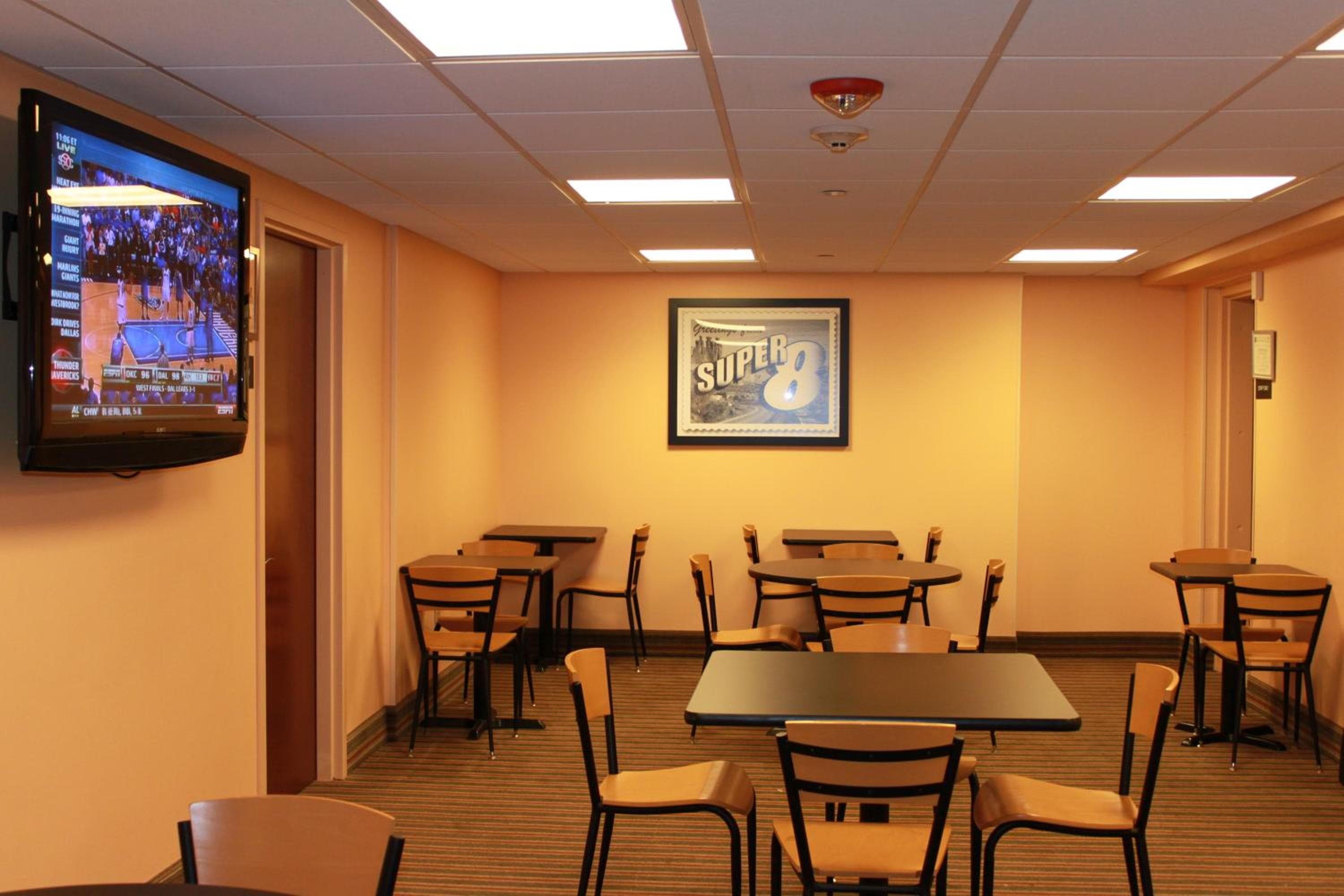 Super 8 by Wyndham Mount Laurel