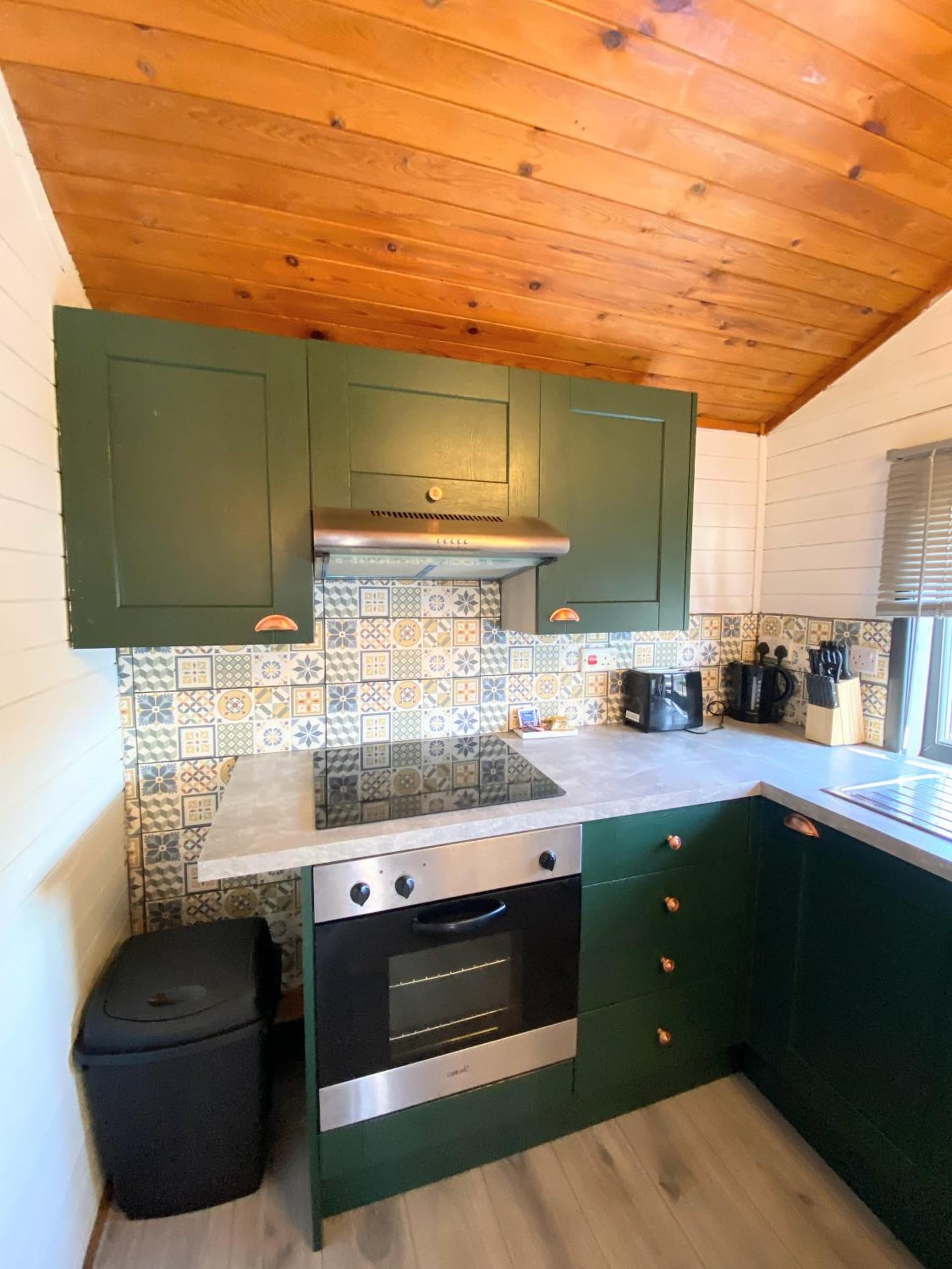 Otter 1 - Private Hot Tub - Bali Inspired Lodge - Bath - Longleat - Wiltshire