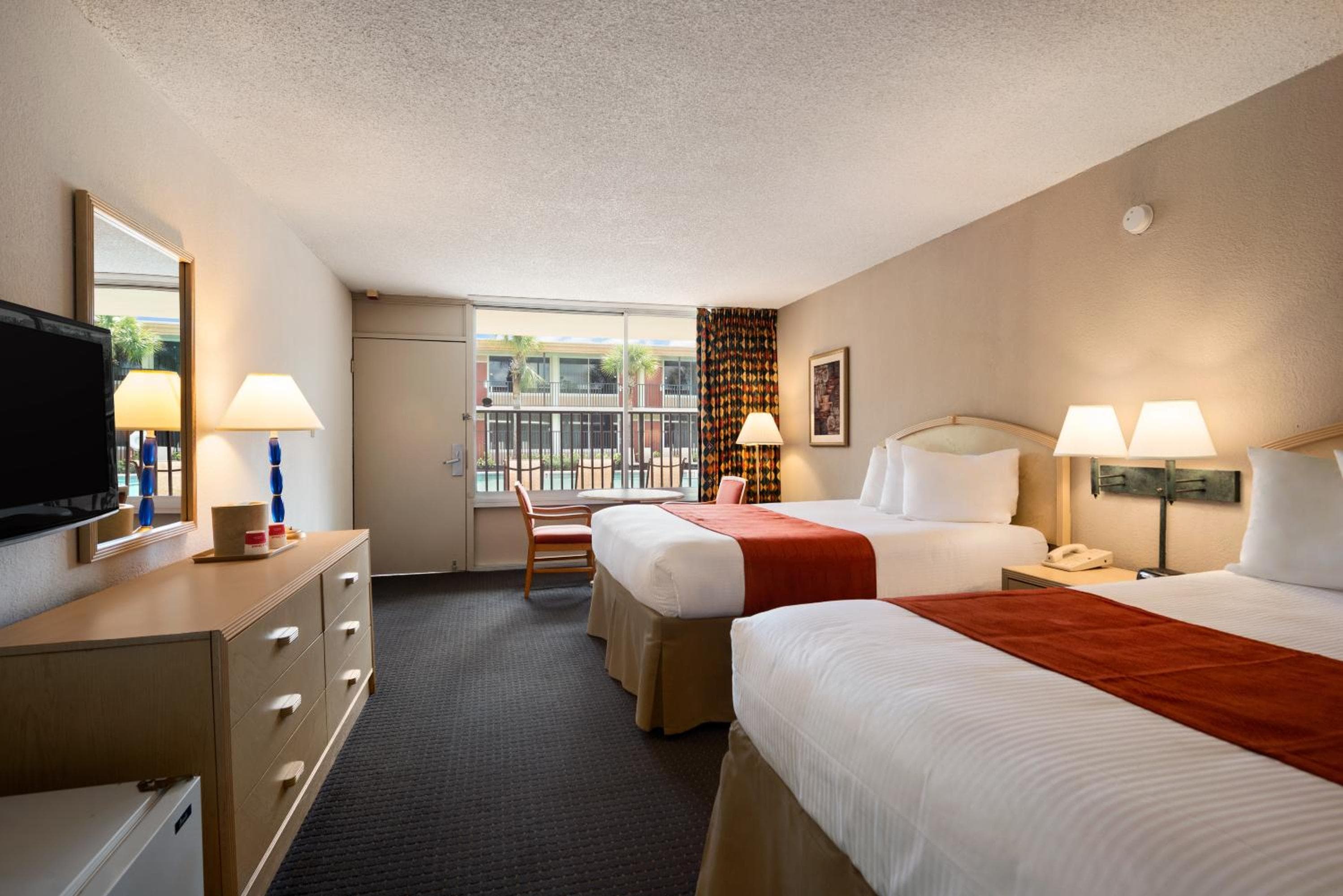 Ramada by Wyndham Kissimmee Gateway - Free Theme Park Shuttle