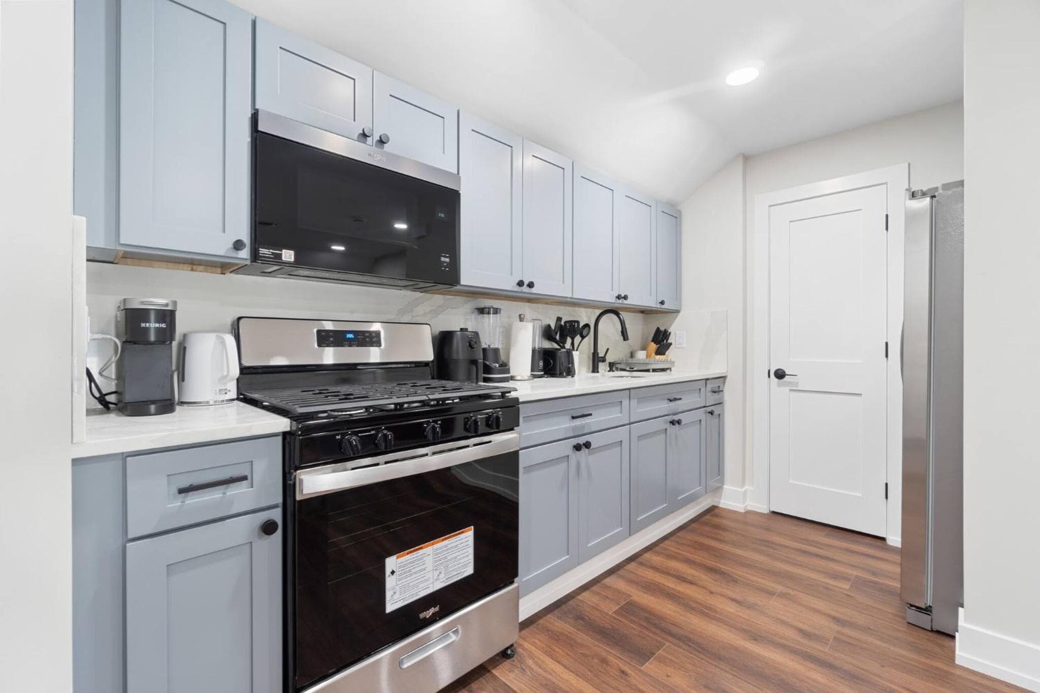 Quiet 2BR Apt, 20 Mins to NYC - Steps to transit