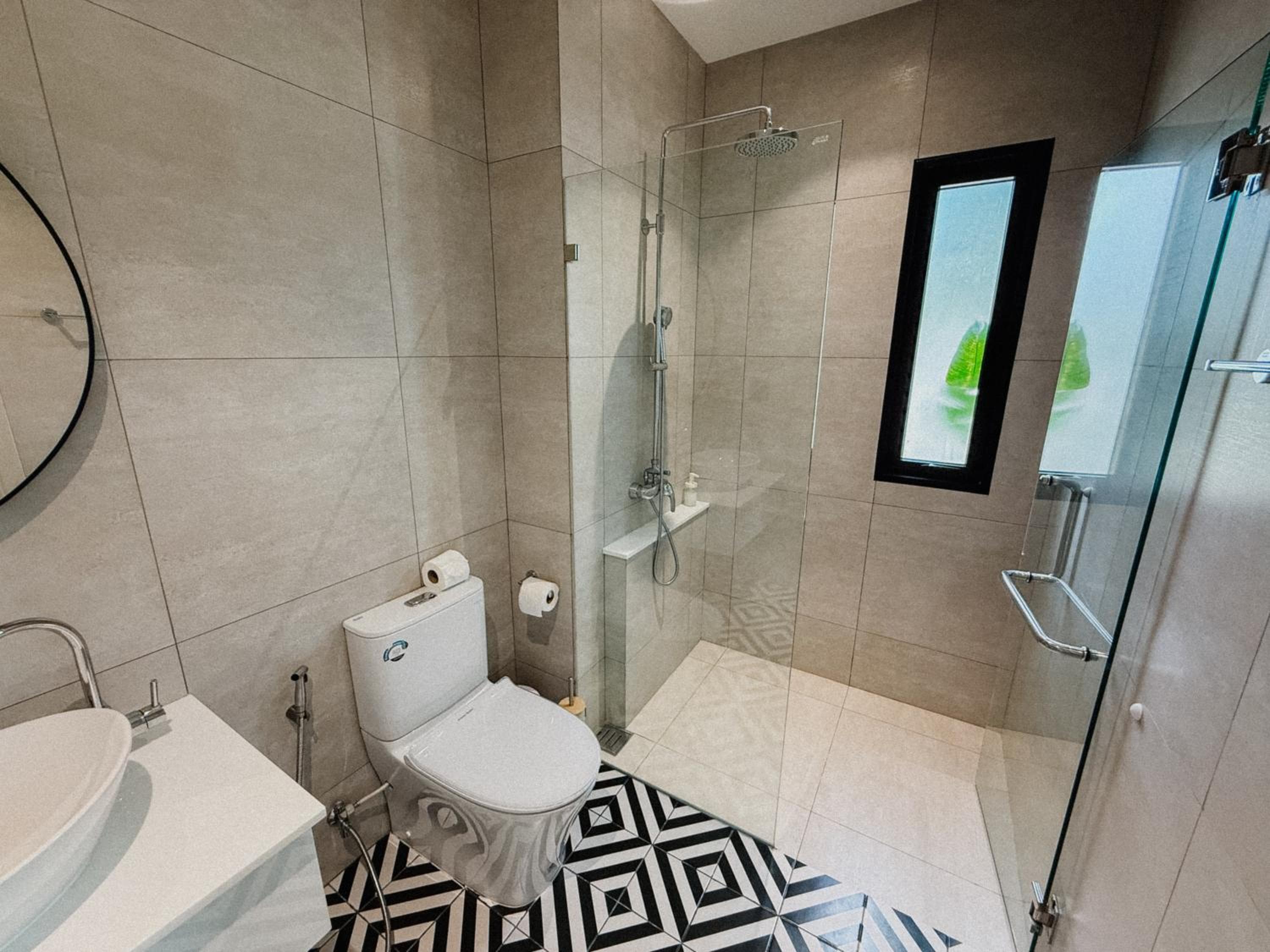 FAMILY HOMES - Brand New 2BDRM Poolside Apartment