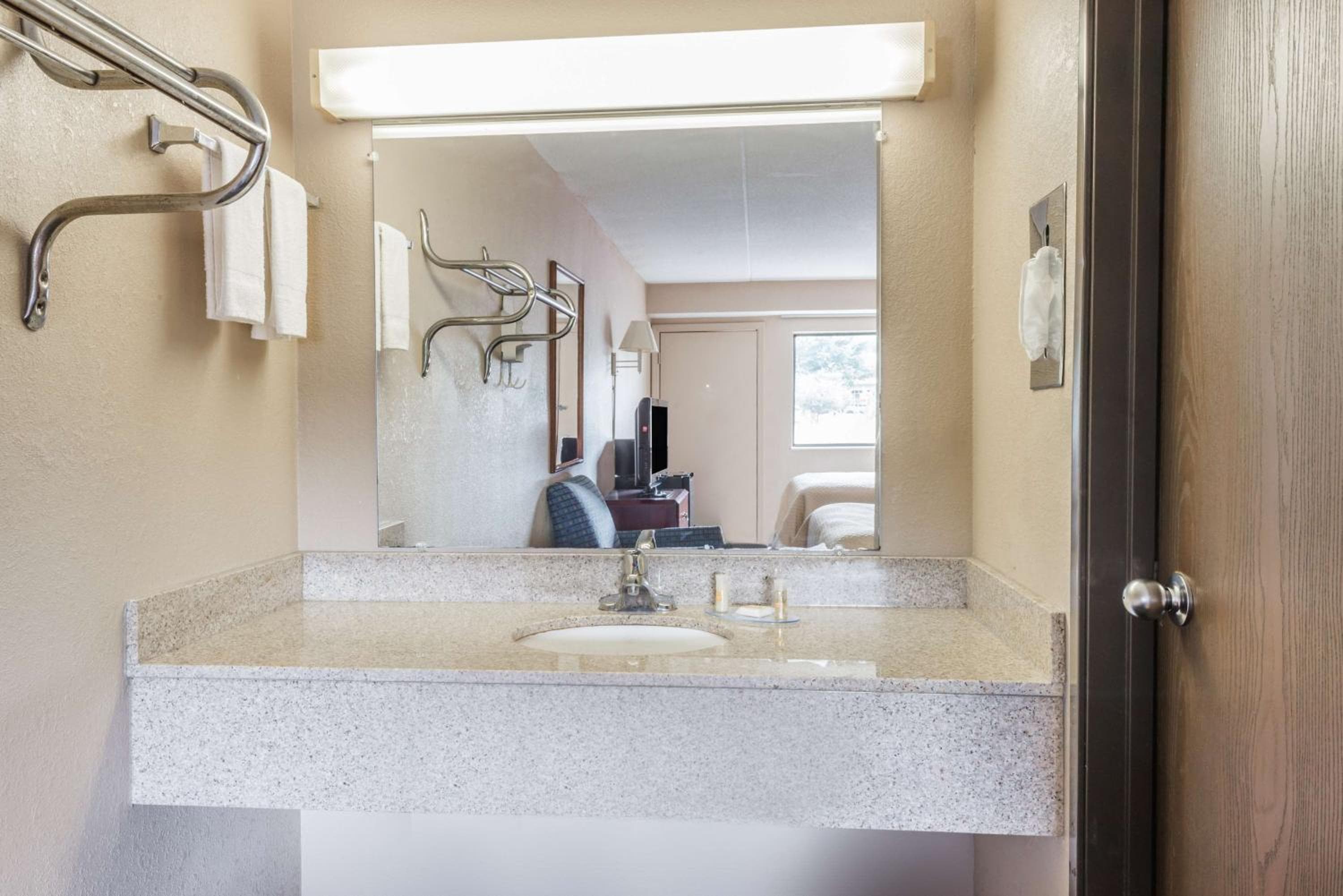 Days Inn by Wyndham Pittsburgh-Harmarville