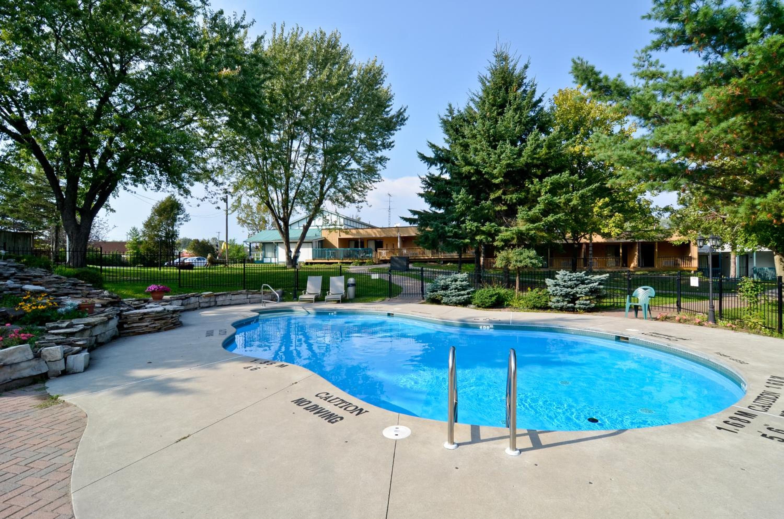 Super 8 by Wyndham Gananoque - Country Squire Resort