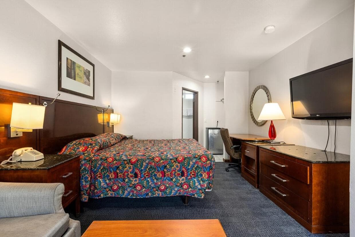 Paradise Lodge - Canoga Park, Los Angeles