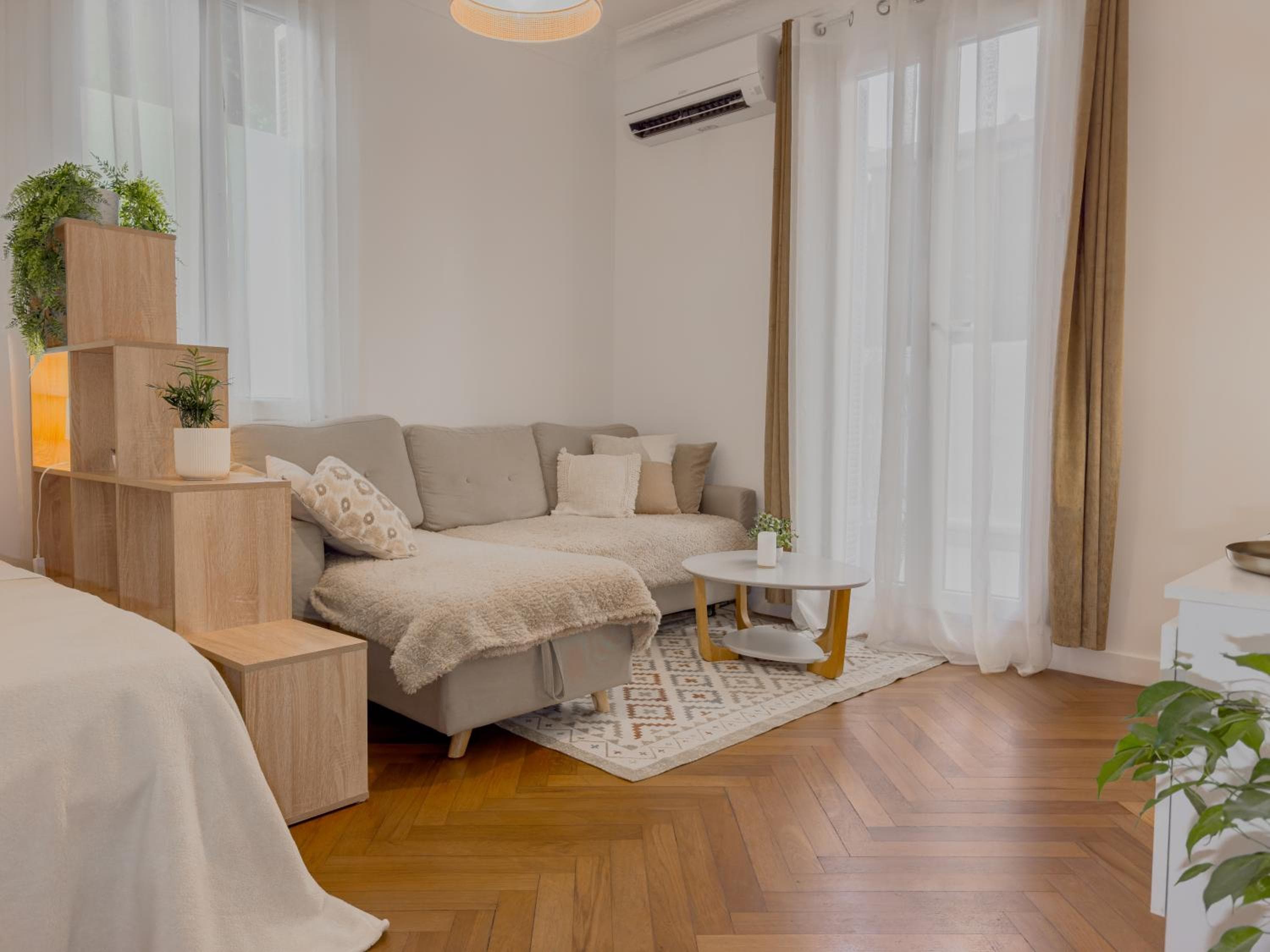 Central Studio - Bright & Modern - Private Terrace - AirCon - Near Train & Beach