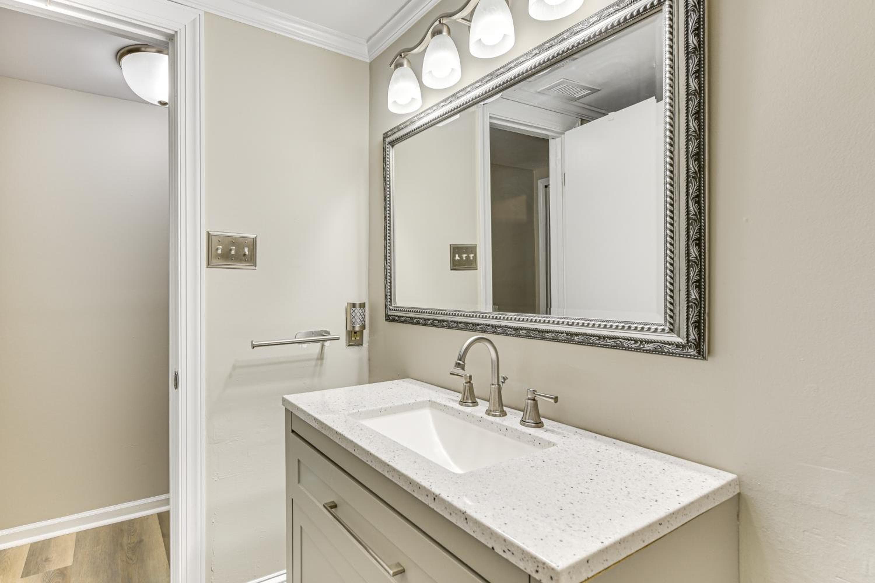 2 Mi to Dtwn Monroe near Wingate Cozy Apt with Patio