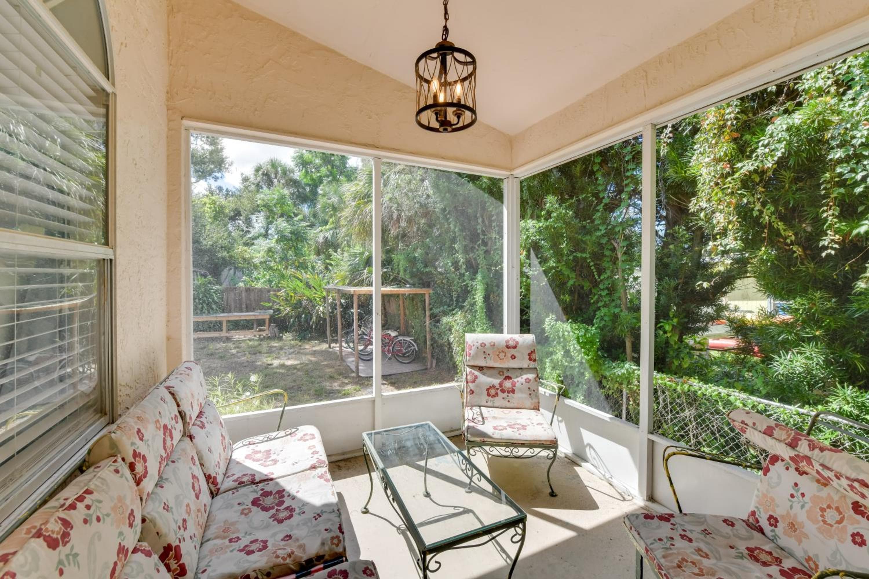 Couple’s Getaway Near Historic Downtown Venice!
