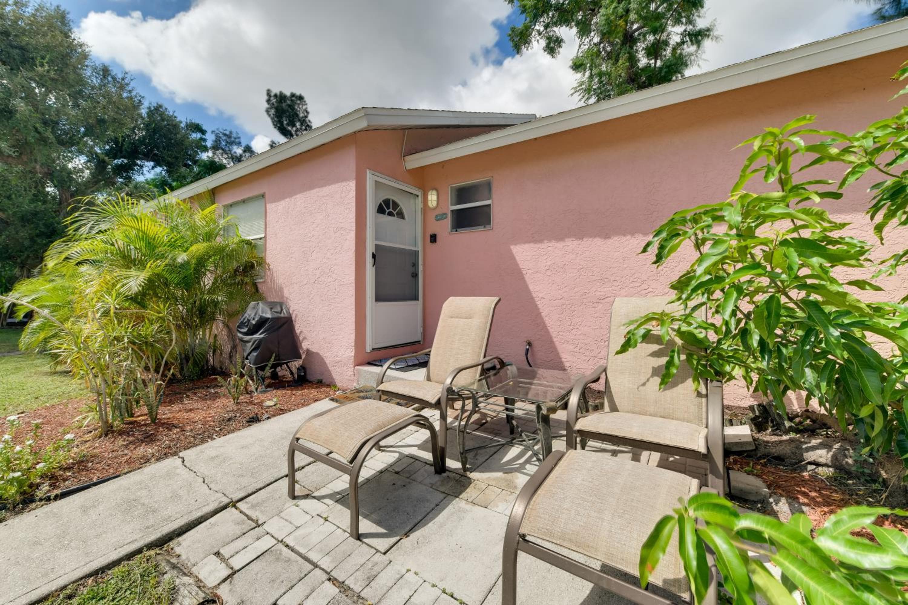 Couple’s Getaway Near Historic Downtown Venice!