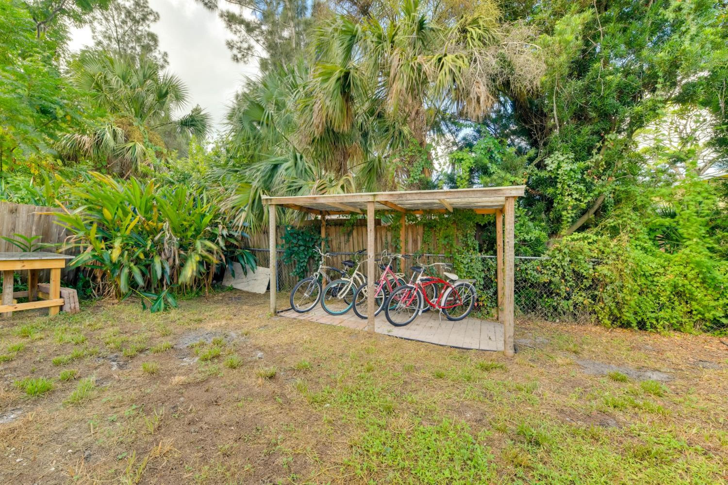 Couple’s Getaway Near Historic Downtown Venice!