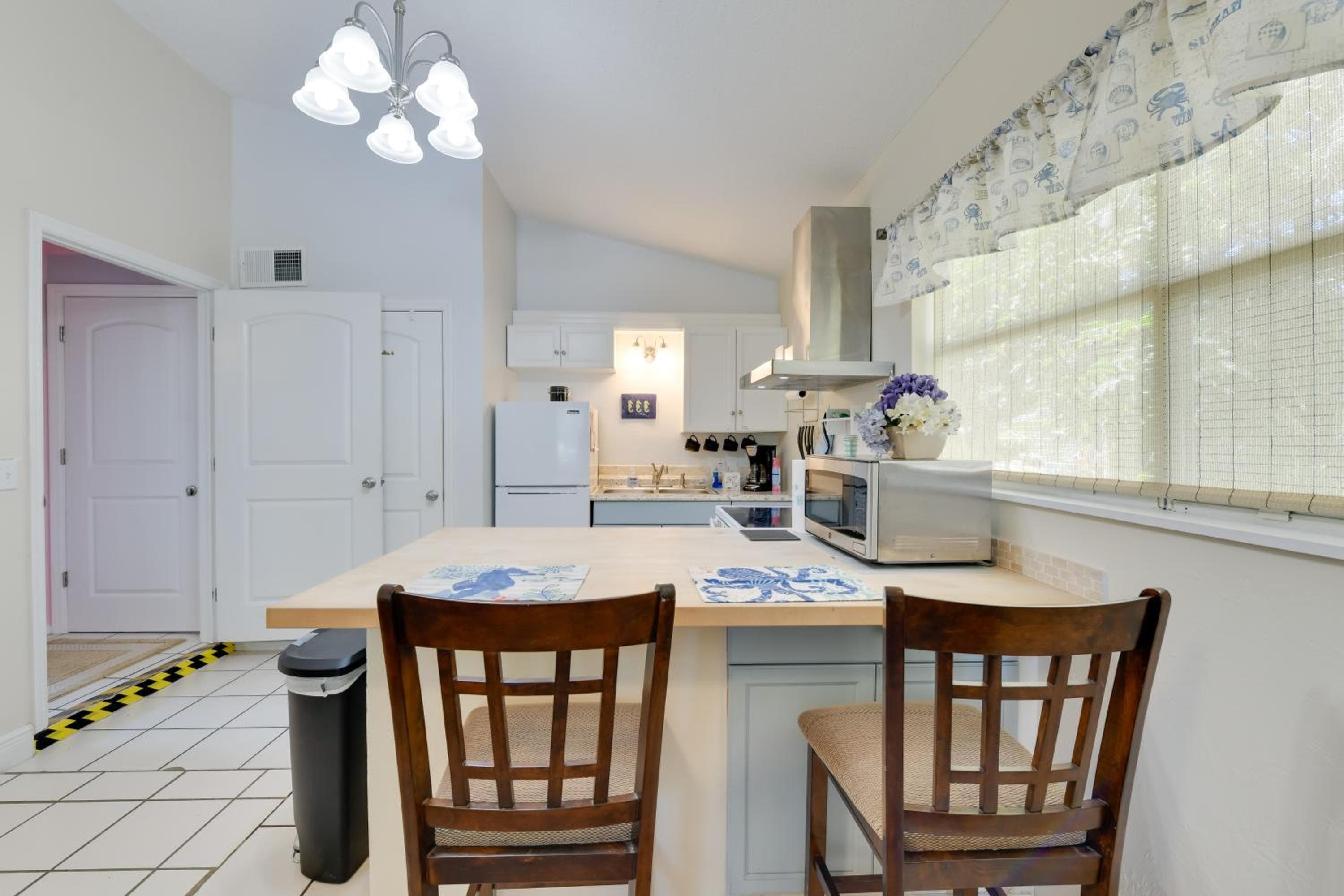< 1 Mi to Nokomis Beach: Tranquil Couple’s Retreat