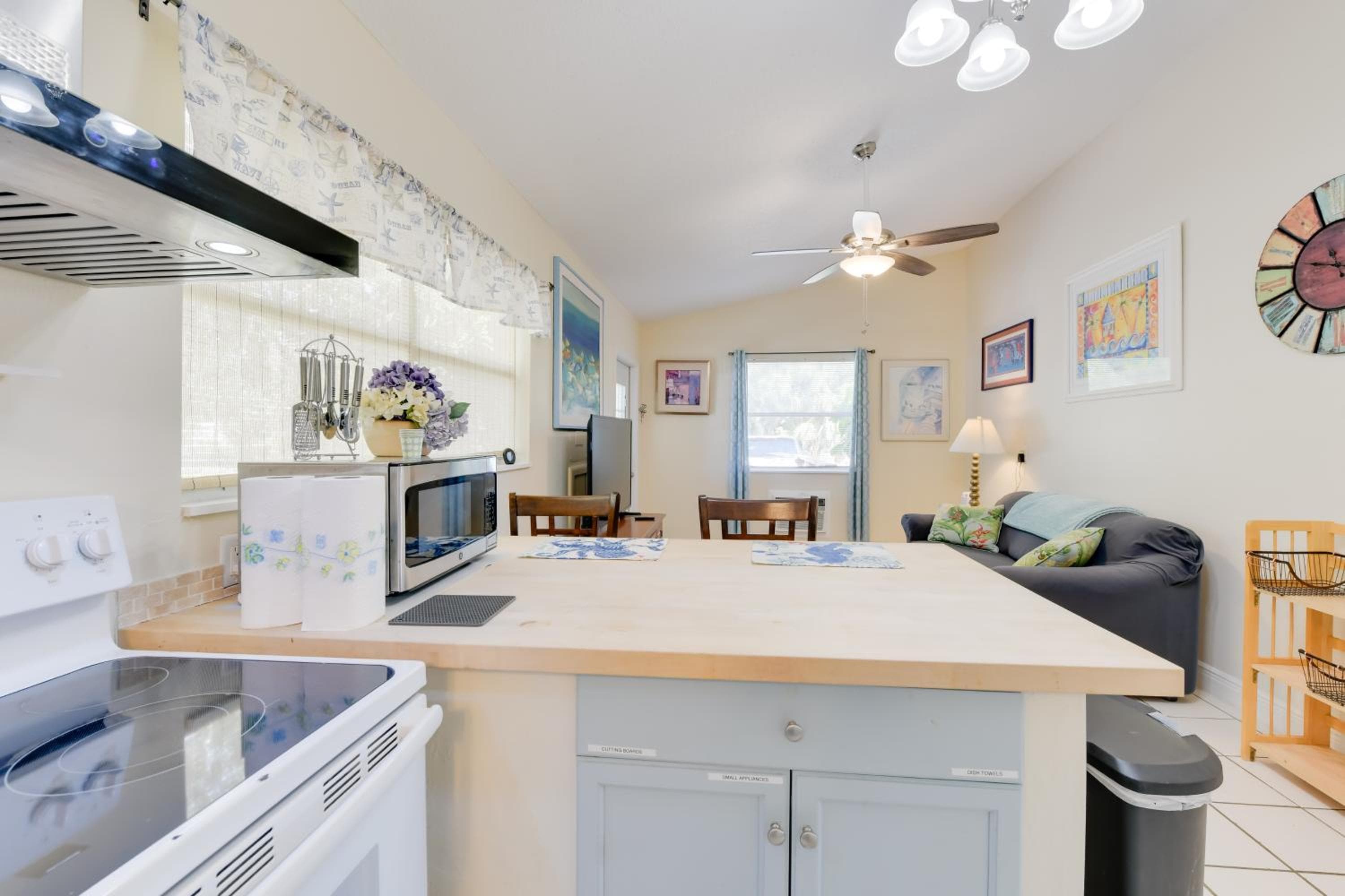 < 1 Mi to Nokomis Beach: Tranquil Couple’s Retreat