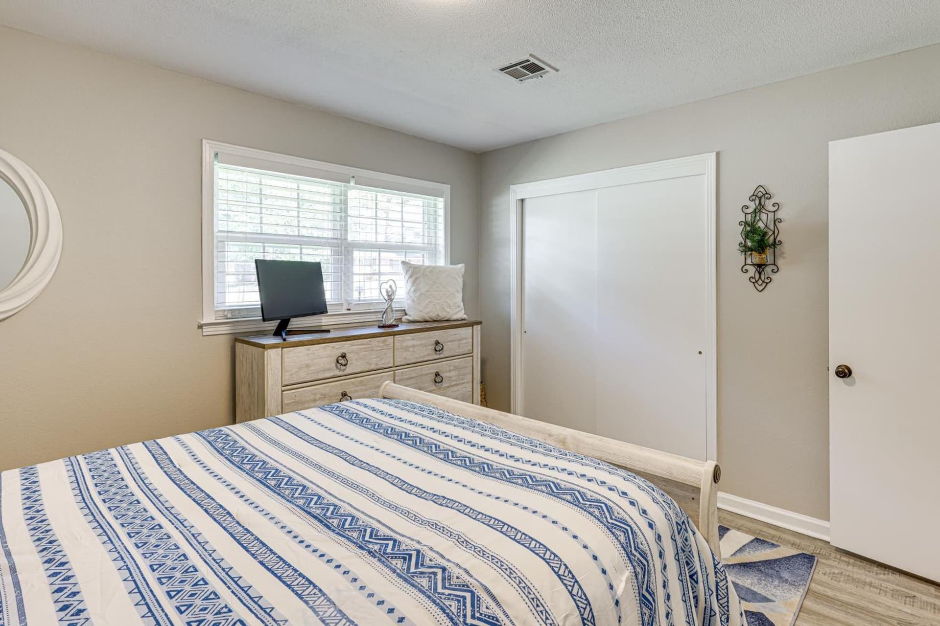 Quiet, Stylish & Convenient Home in Prattville