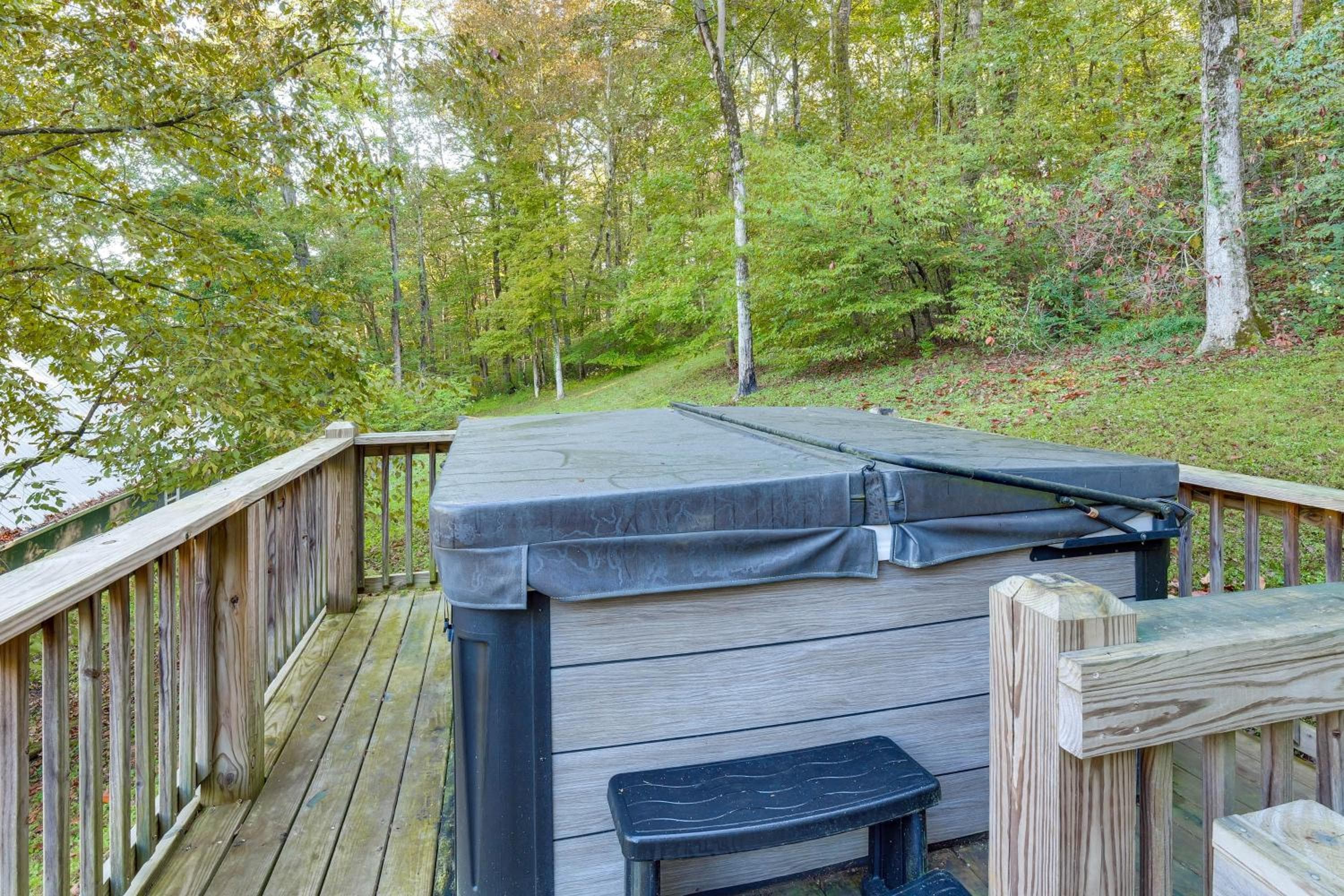 'Tookies Retreat' Walk to Mairina! Home w/ Hot Tub