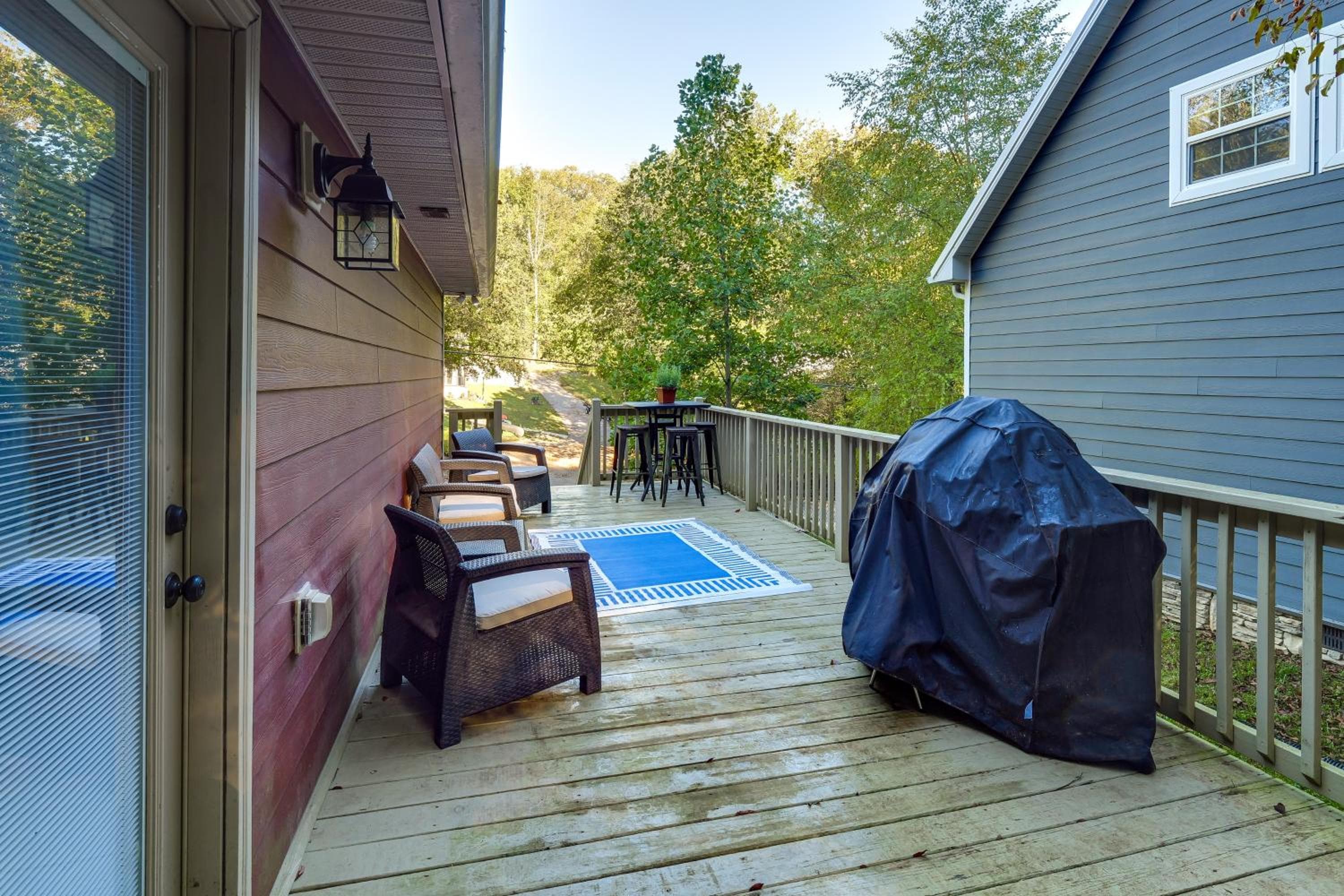 'Tookies Retreat' Walk to Mairina! Home w/ Hot Tub