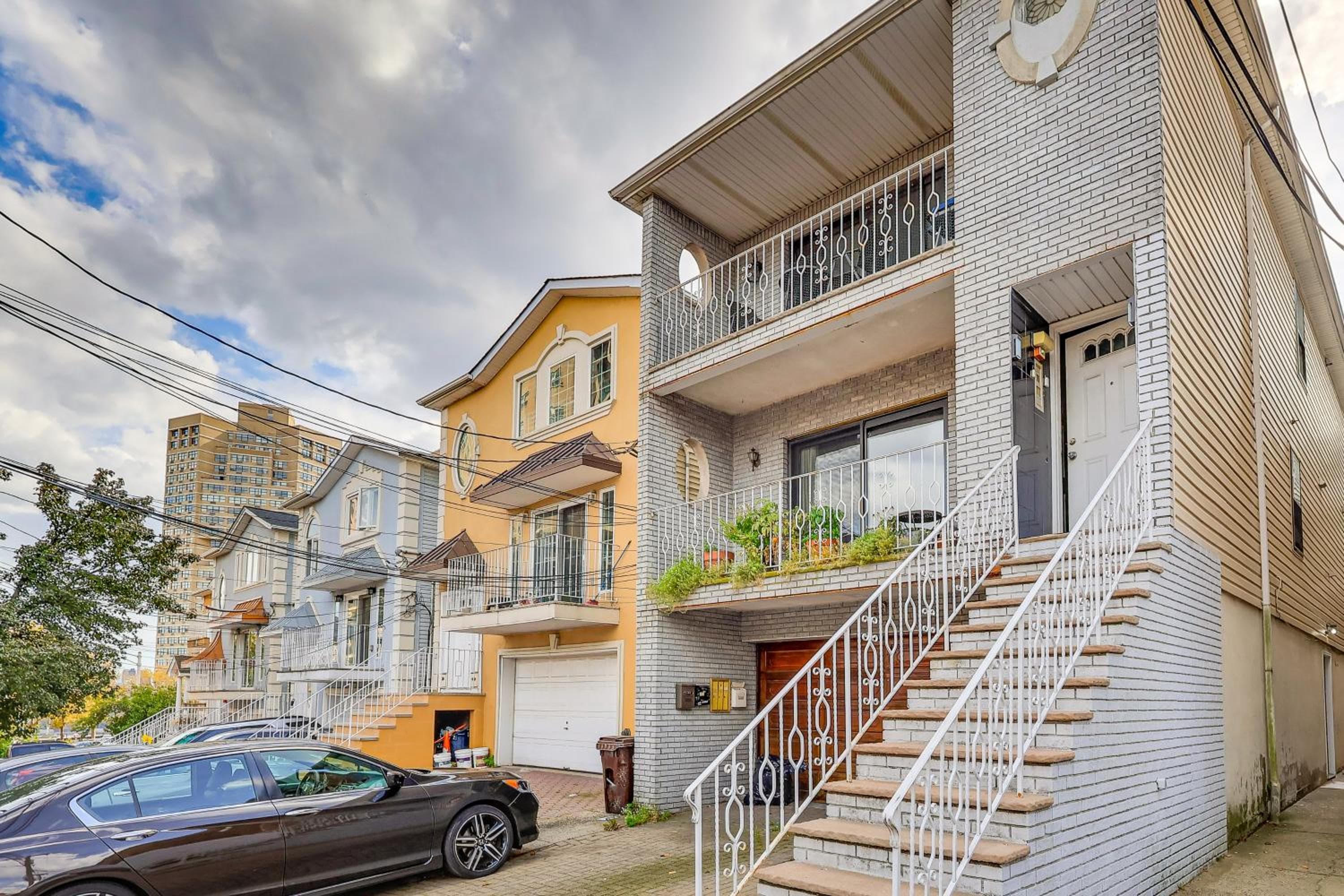 Easy NYC Commute: Guttenberg Getaway Near Parks