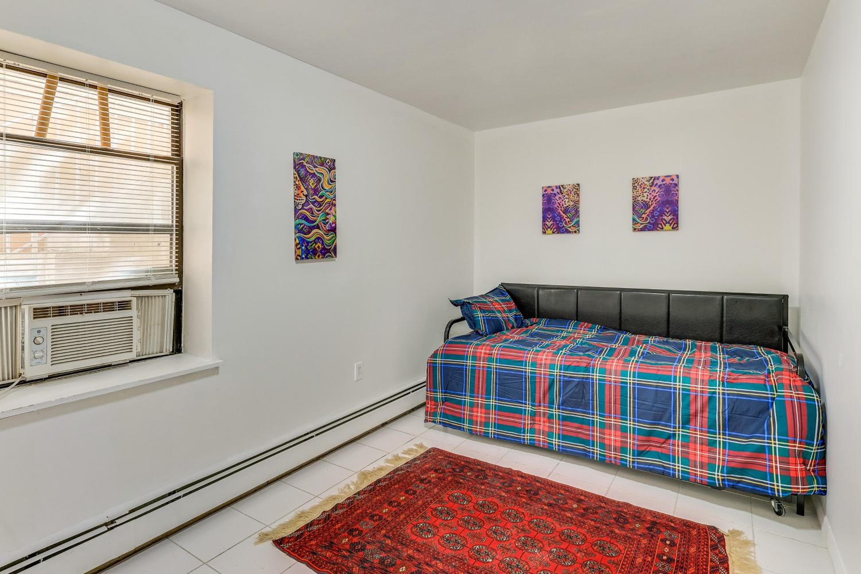Easy NYC Commute: Guttenberg Getaway Near Parks